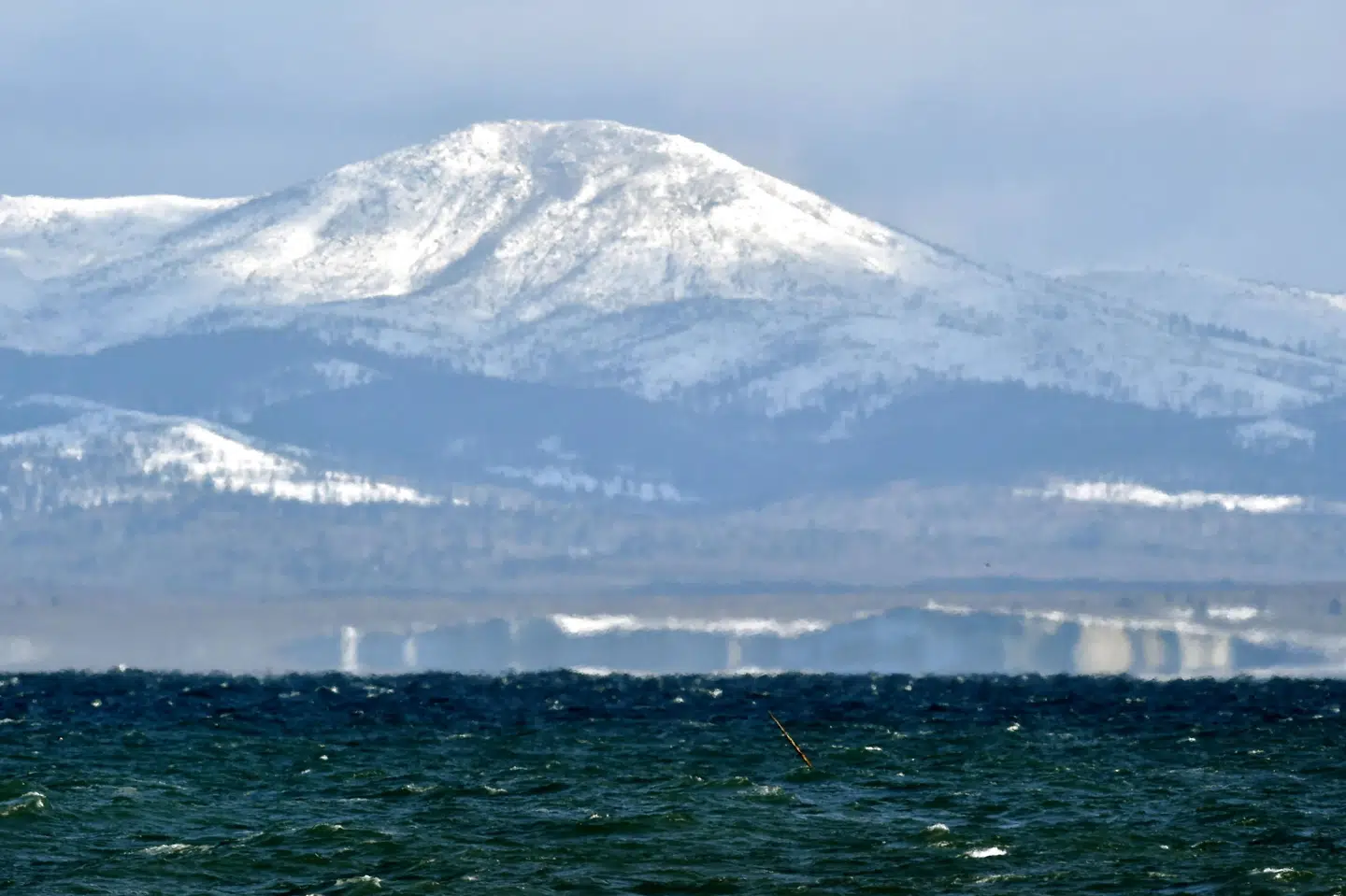 En amerikansk ubåd har ifølge Rusland krænket russisk territorialfarvand ved Kurilerne. Det er en gruppe på omkring 56 åer i Det Fjerne Østen. Japan gør krav på fire af øgruppens sydligste øer, herunder Kunashiri-øen på billedet. (Arkivfoto) Yoshiaki Sakamoto/Ritzau Scanpix