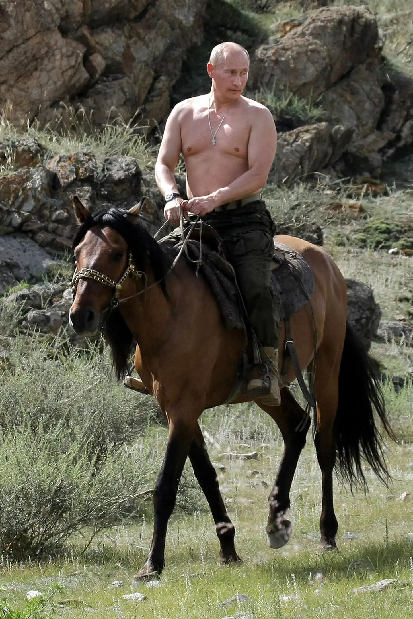 Billederne af en halvnøgen Vladimir Putin, der ridder rundt i Sibirien, har sammen med andre »manddomsprøver« underbygget den russiske præsidents ry som en barsk og handlekraftig leder.