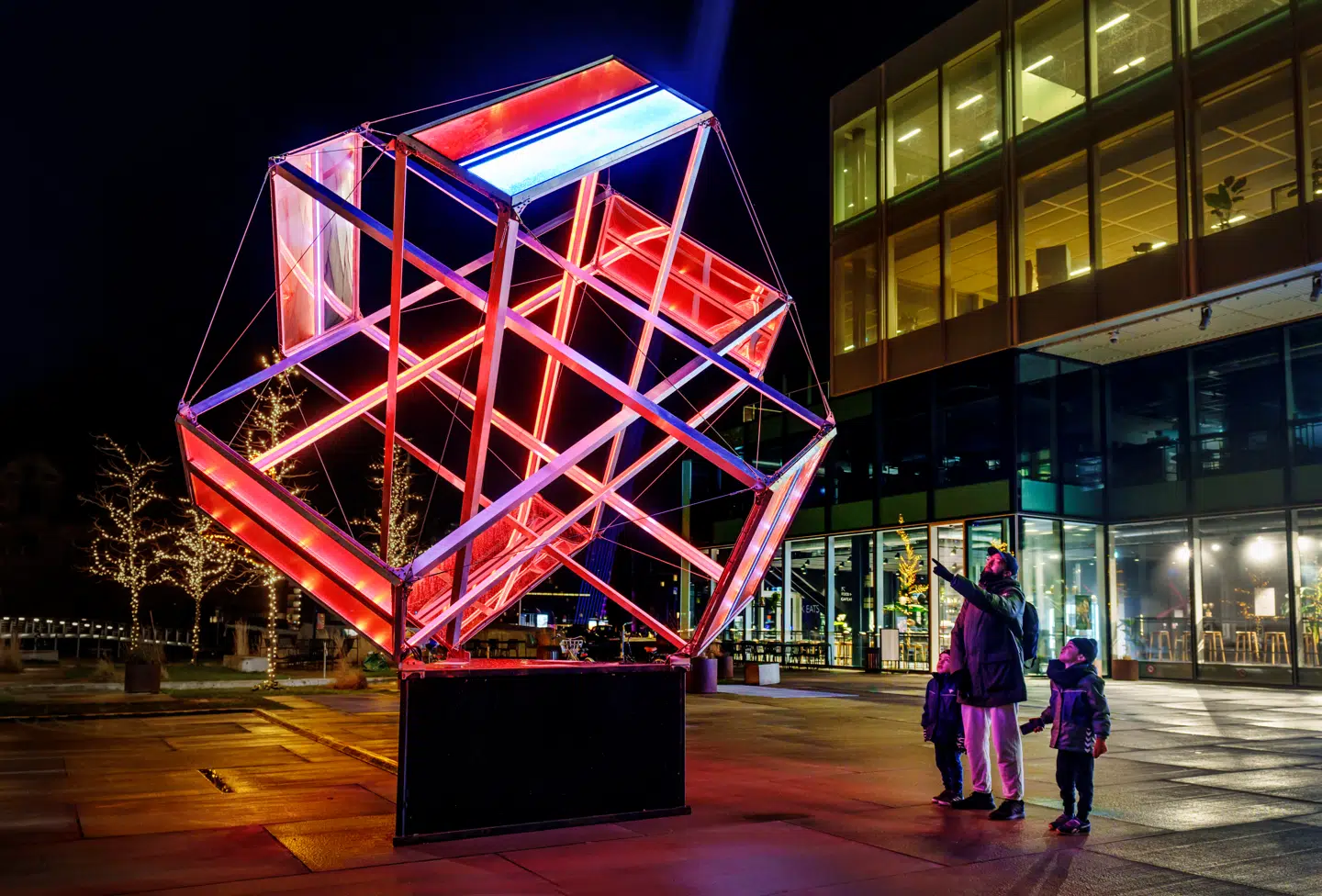 De lysende rammer burde gøre noget, når man rører ved dem, men det kan være svært at se præcis hvad. De er dog »meget sjove« alligevel.