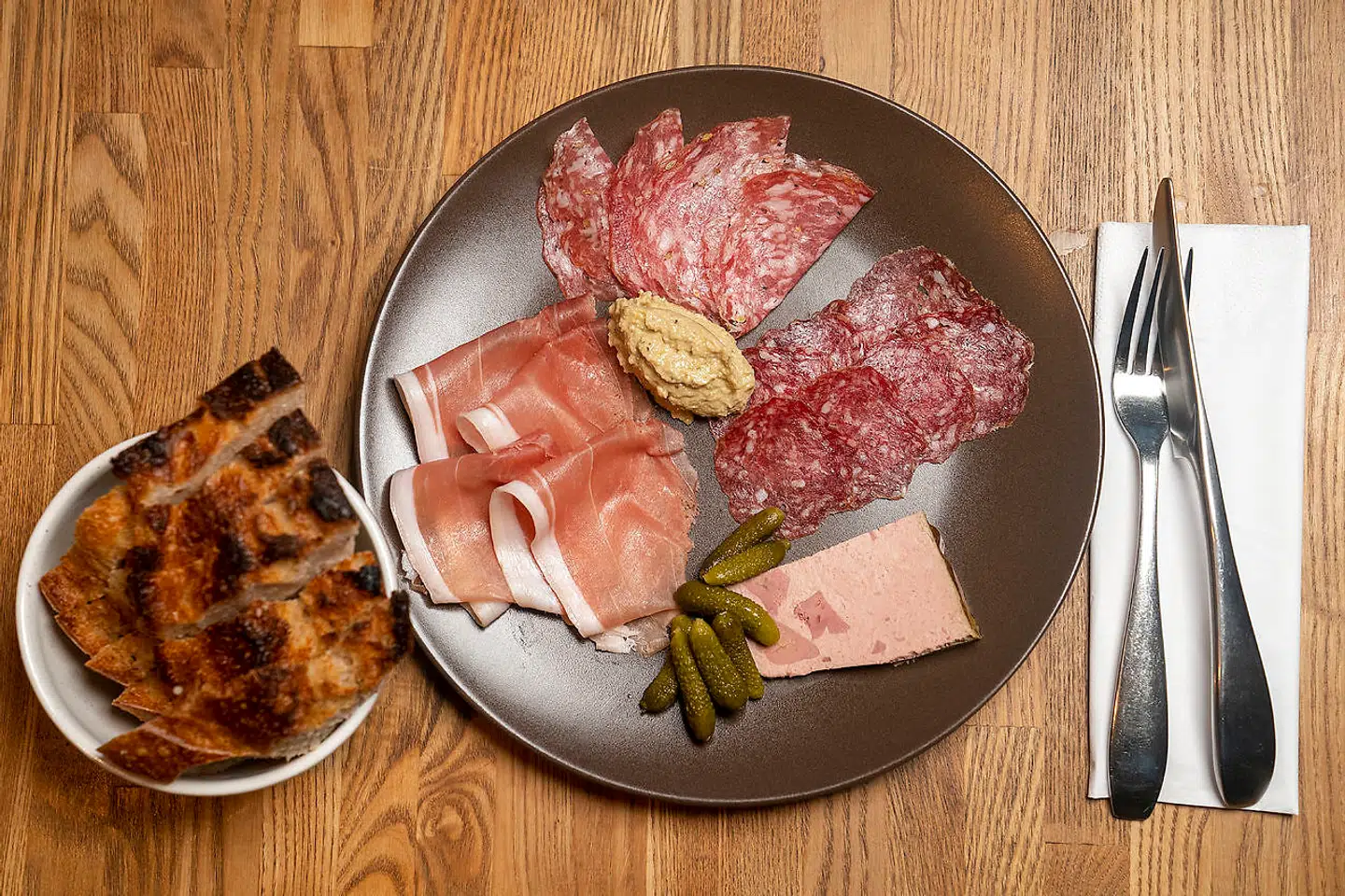 Der er tale om et lille barkøkken med diverse charcuterie og oste suppleret med retter, som leveres af den italienske restaurant Mastro i Hellerup og opvarmes på stedet.