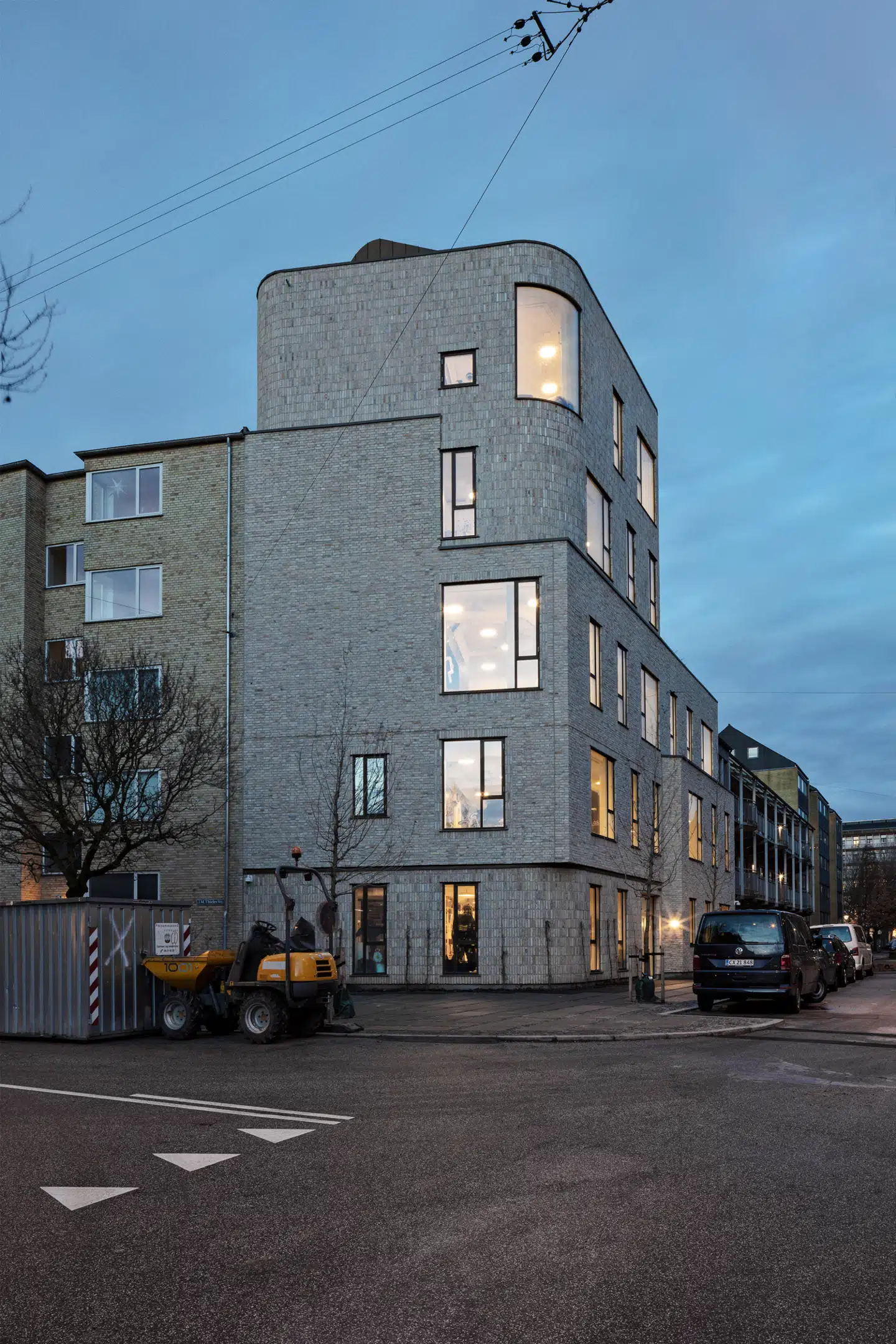 En blanding af en beboelsesejendom fra 1800-tallets slutning, en knopskydende kæmpevilla og et stykke cool Bauhaus-arkitektur. Klubben Tempeltræet rummer mange referencer, men lander trods forvirringen på benene.