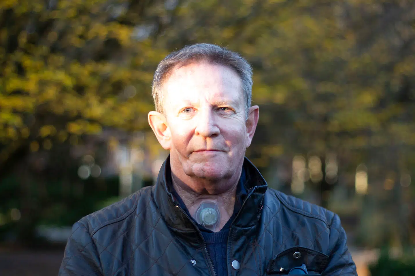 Claus de la Portes liv har ændret sig radikalt efter hans kræftsygdom, og han bliver stamgæst på hospitalerne resten af livet.