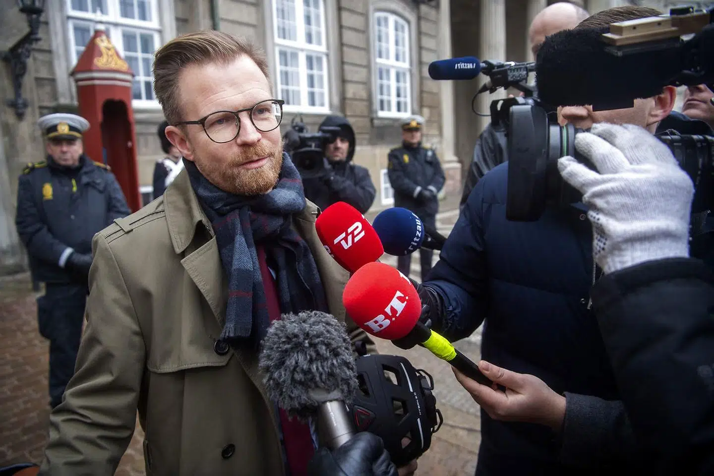 »Nogle af ordførerne hævdede endda, at ministeren havde sagt, at tallene ikke fandtes. Hvis det er rigtigt, havde han ikke bare undladt at videregive information, han havde også løjet. Både i Kjer Hansens og Engelbrechts tilfælde må de manglende eller fordrejede informationer siges at være af afgørende politisk betydning,« skriver Ole P. Kristensen.