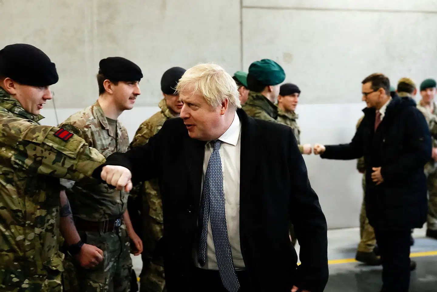 Boris Johnson besøger britiske og polske NATO-soldater i Polen.