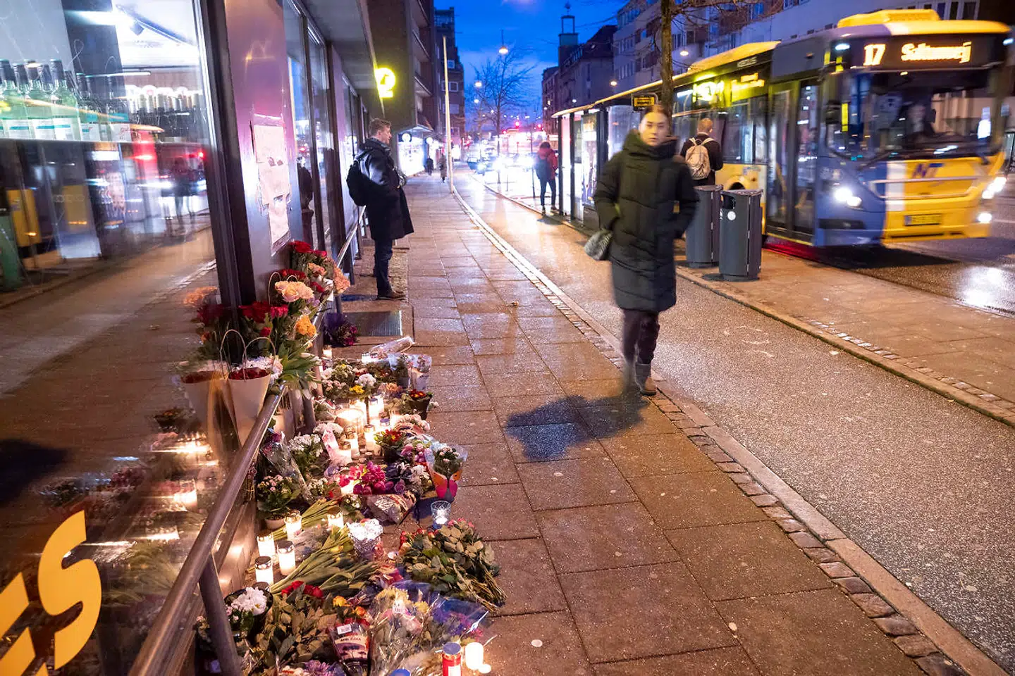 Der er lagt blomster midt i Aalborg, hvor Mia Skadhauge Stevn sidst blev set søndag morgen, da hun steg ind i en bil. Den 22-årige kvinde er blevet fundet dræbt, en mand sidder varetægtsfængslet, sigtet for drabet.
