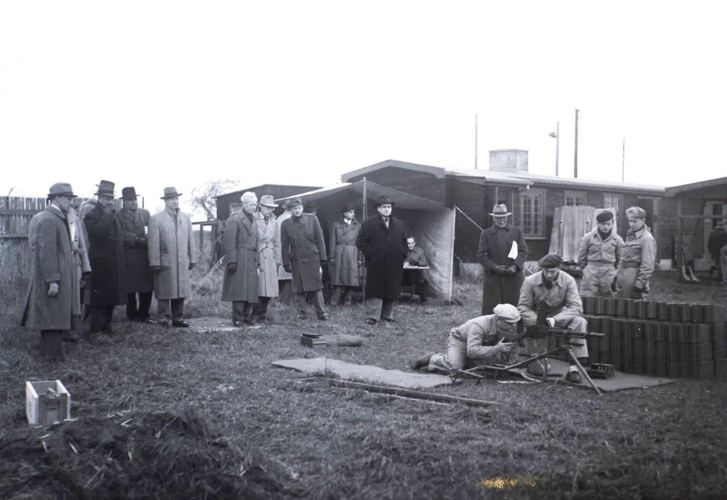 Riffelsyndikatet blev etableret i 1896 under navnet Dansk Rekylriffel Syndikat og blev i 1930 en del af Mærsk-imperiet. Arkivmaterialet omfatter også fotografier af våben og udstyr – her fra en demonstration af geværer for udsendte fra Storbritanien, Canada, Indien og USA ved Mosede syd for København i 1950.
