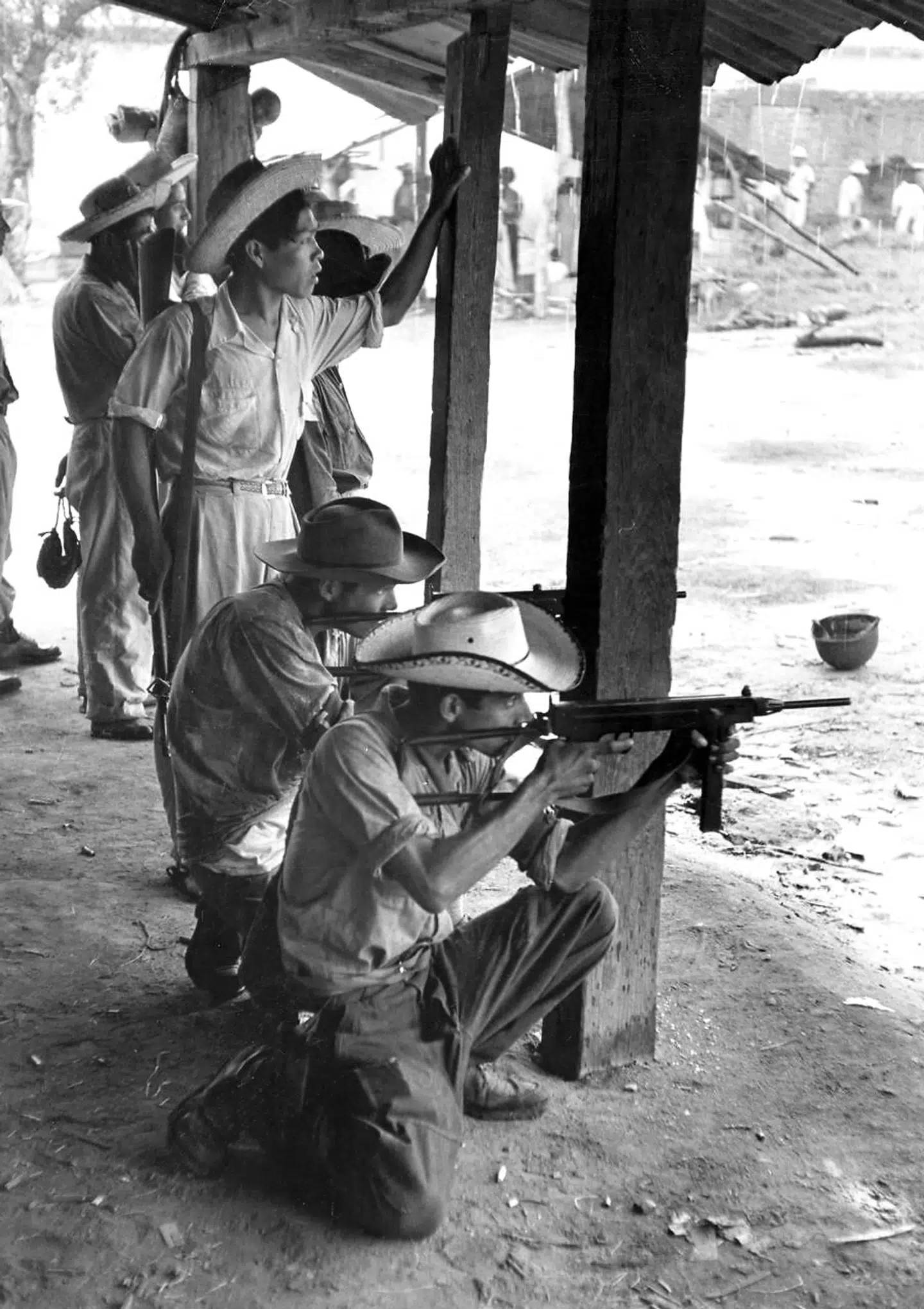 En soldat med et – ifølge arkivar Steen Andersen – danskproduceret maskingevær fra DISA i Guatemala i 1954.