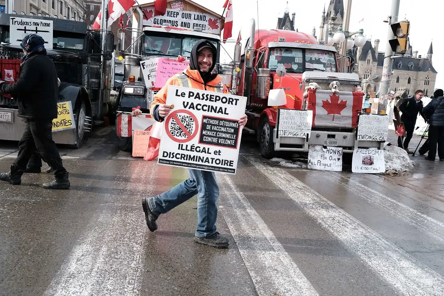 Lastbilchauffører og sympatisører på broen Ambassador, der forbinder den canadiske by Windsor med den amerikanske bilby Detroit. Nu skærper regeringen i Ontario politikken over for chaufførerne, der blokerer trafikken i protest mod coronakrav. Den canadiske provins erklæres i nødretstilstand.