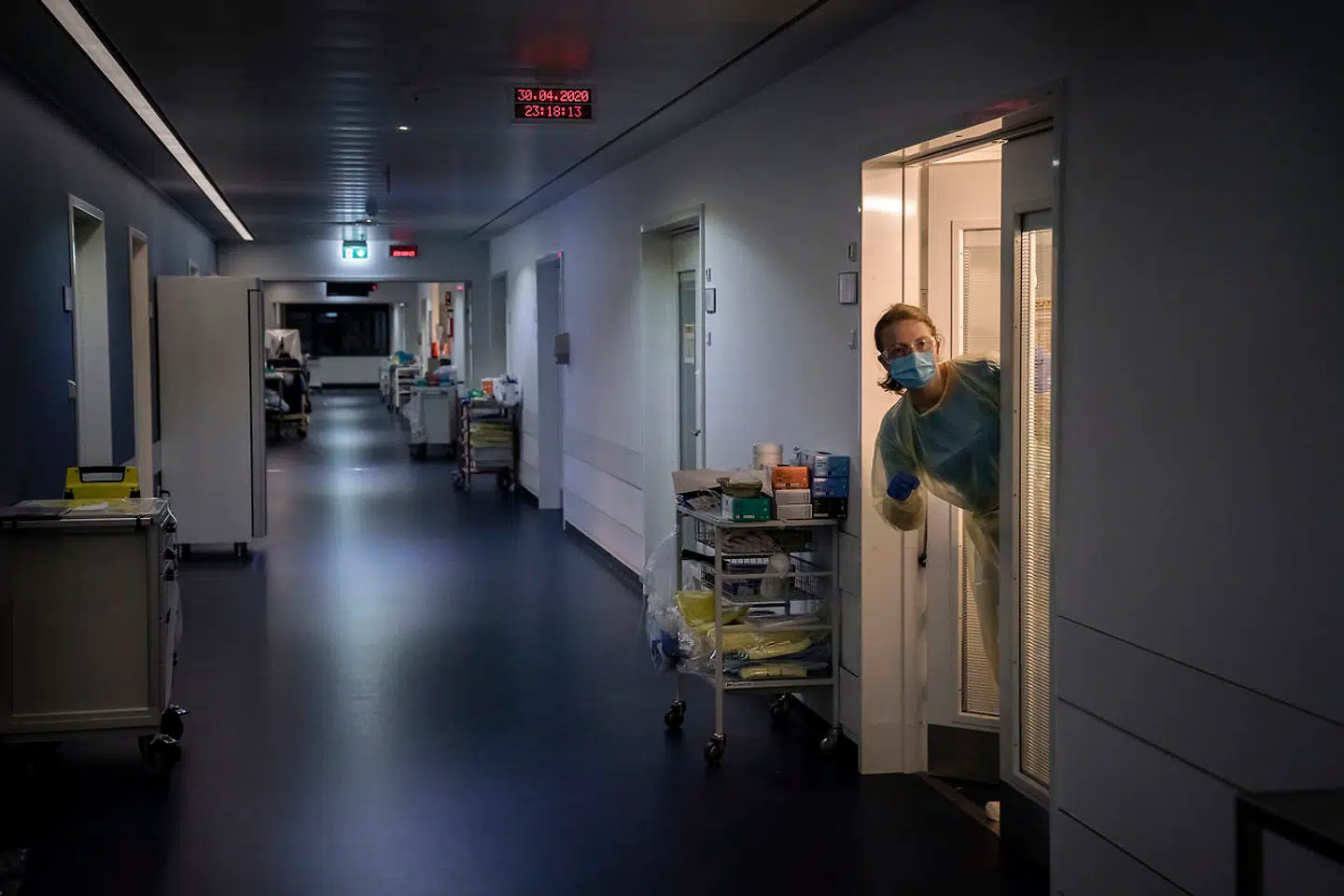 Se grafen, der viser, hvordan kurven for indlæggelser er mere flad end ved Danmarks to tidligere smittebølger.