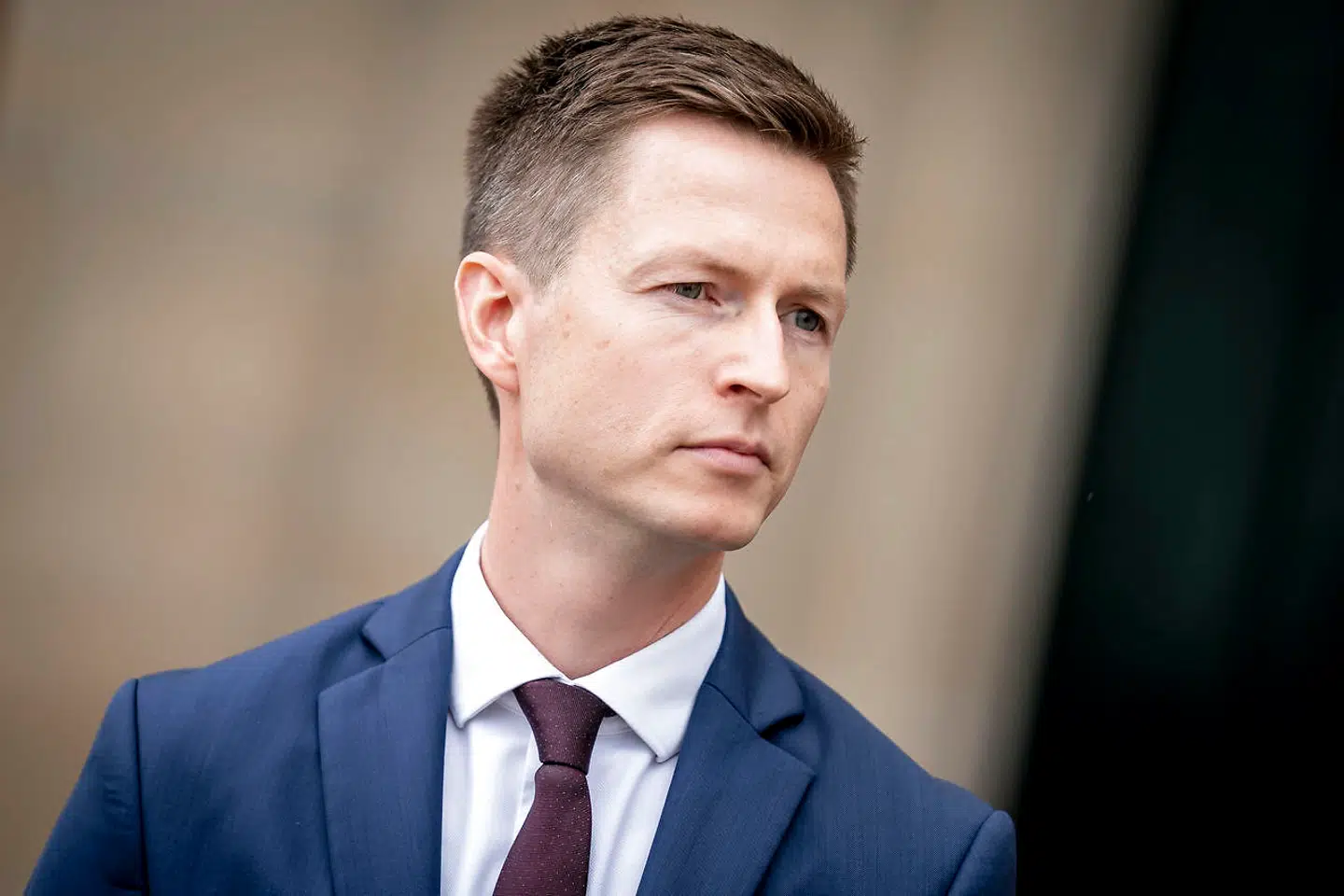 I et skriftligt svar til Berlingske kommenterer uddannelses- og forskningsminister Jesper Petersen (S) ikke direkte Enhedslisten og SFs påstand om, at aftalepartierne ikke blev informeret om samarbejdet med Israel og Østrig. Han kan dog »slet ikke« se, at et sådant samarbejde skulle være »kontroversielt«.