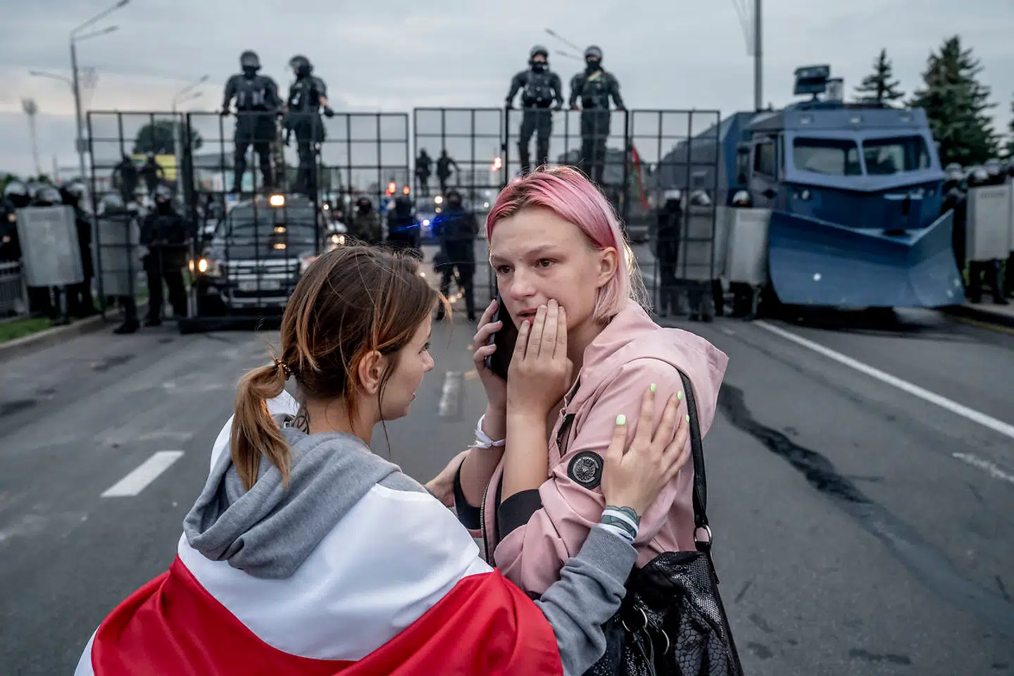 Der er brug for støtte til tribunaler og mekanismer i FN-regi, der dokumenterer alvorlige menneskerettighedsforbrydelser,« skriver Rasmus Grue Christensen. På billedet ses betjente blokere demonstranters vej mod den belarusiske præsident Aleksandr Lukasjenkos præsidentpalads.