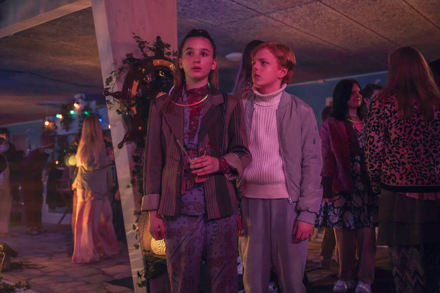 Alberte (Selma Iljazovski) tror, at alt er godt, da hun får den supermoderne robot Konrad (Philip Elbech Andresen)