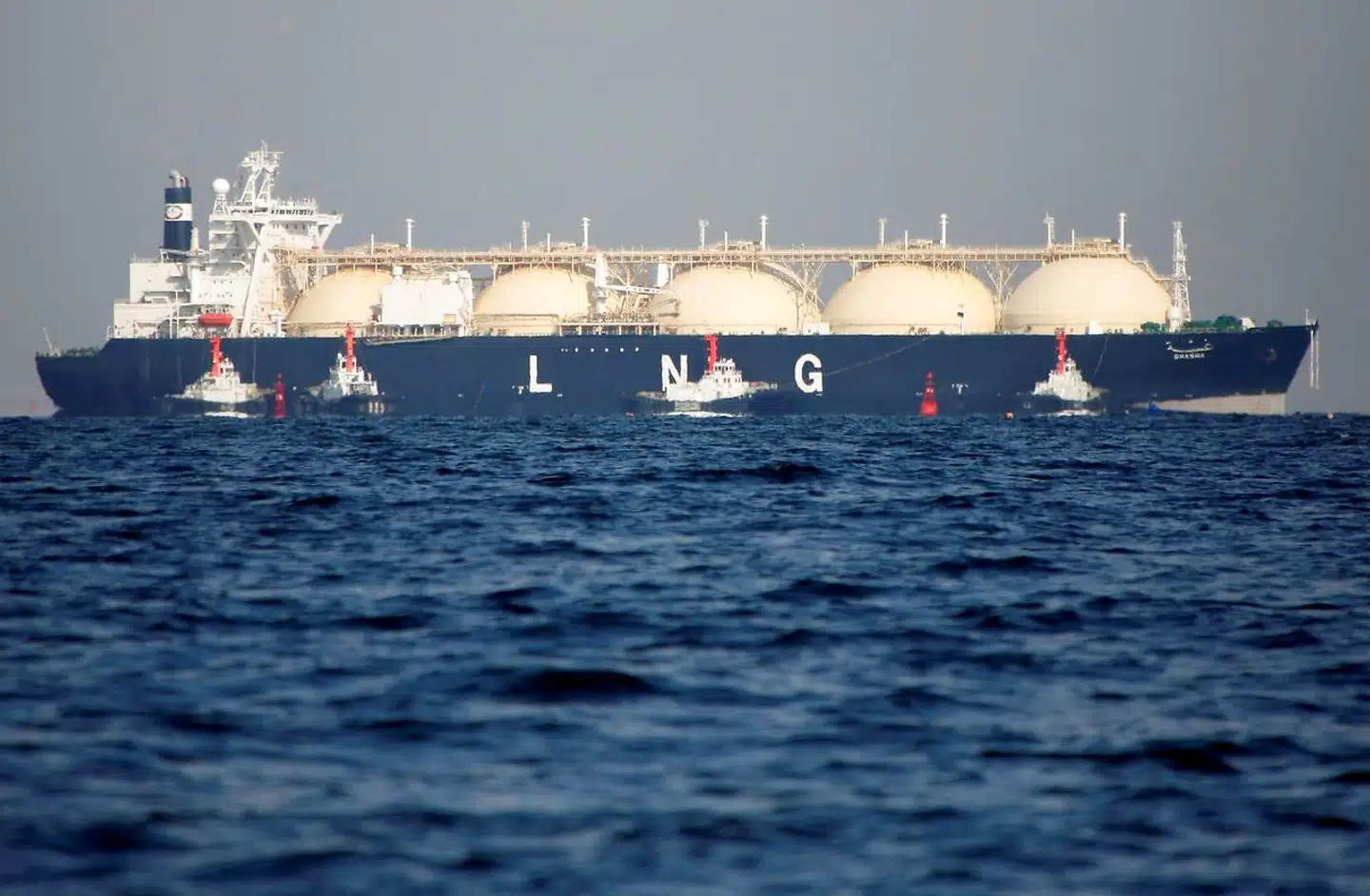 Flydende gas transporteret i særlige tankskibe fra blandt andet USA er et alternativ til de russiske leverancer. Men det kræver, at infrastrukturen er på plads med regasificeringsanlæg og lagerkapacitet.