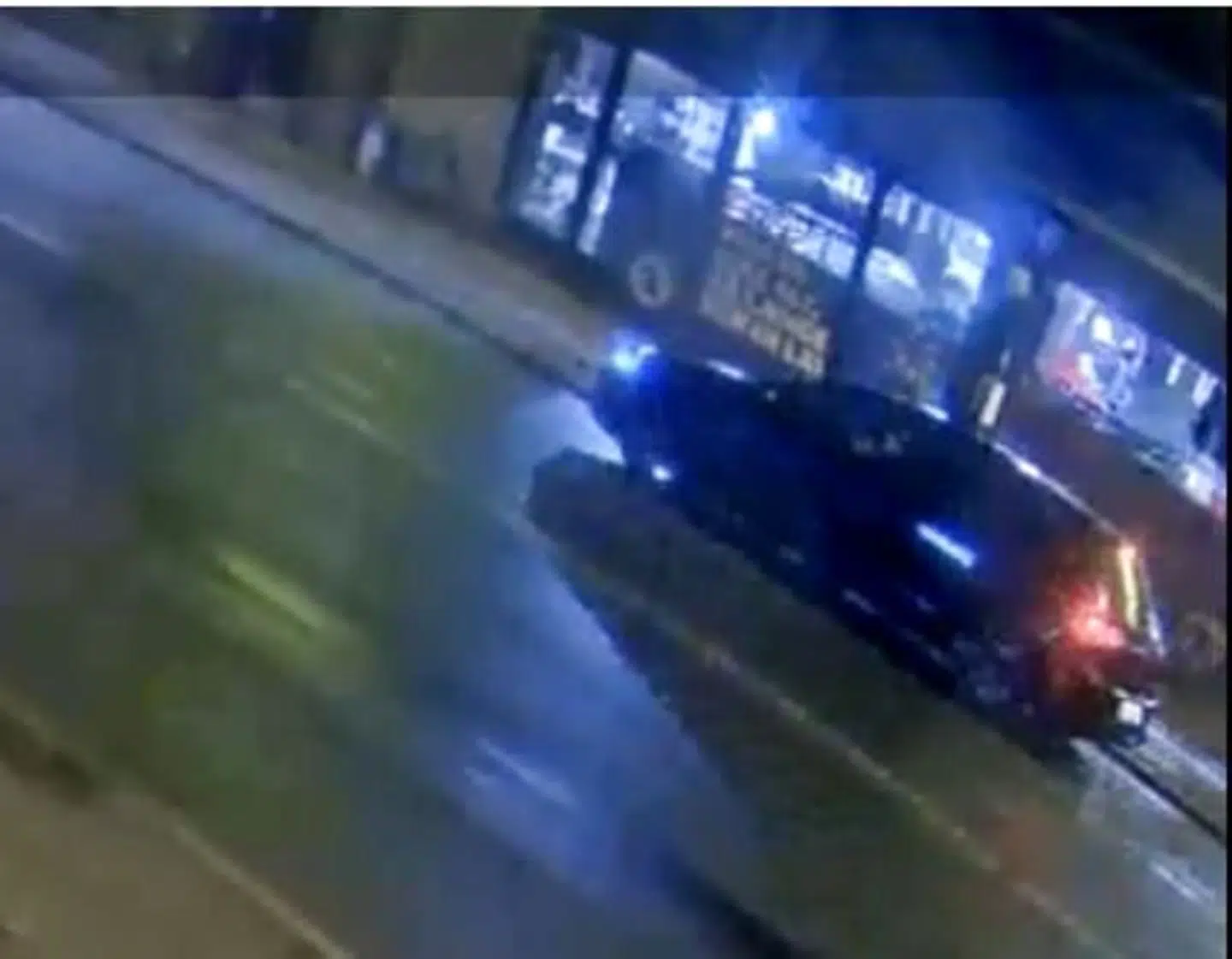 Nordjyllands Politi efterlyste en mørk bil i forbindelse med, at den 22-årige Mia Skadhauge Stevn forsvandt efter en bytur i Aalborg. En videoovervågning viste, at Mia Skadhauge Stevn ud for Vesterbro 99 ved supermarkedet Netto blev samlet op af en mørk bil.