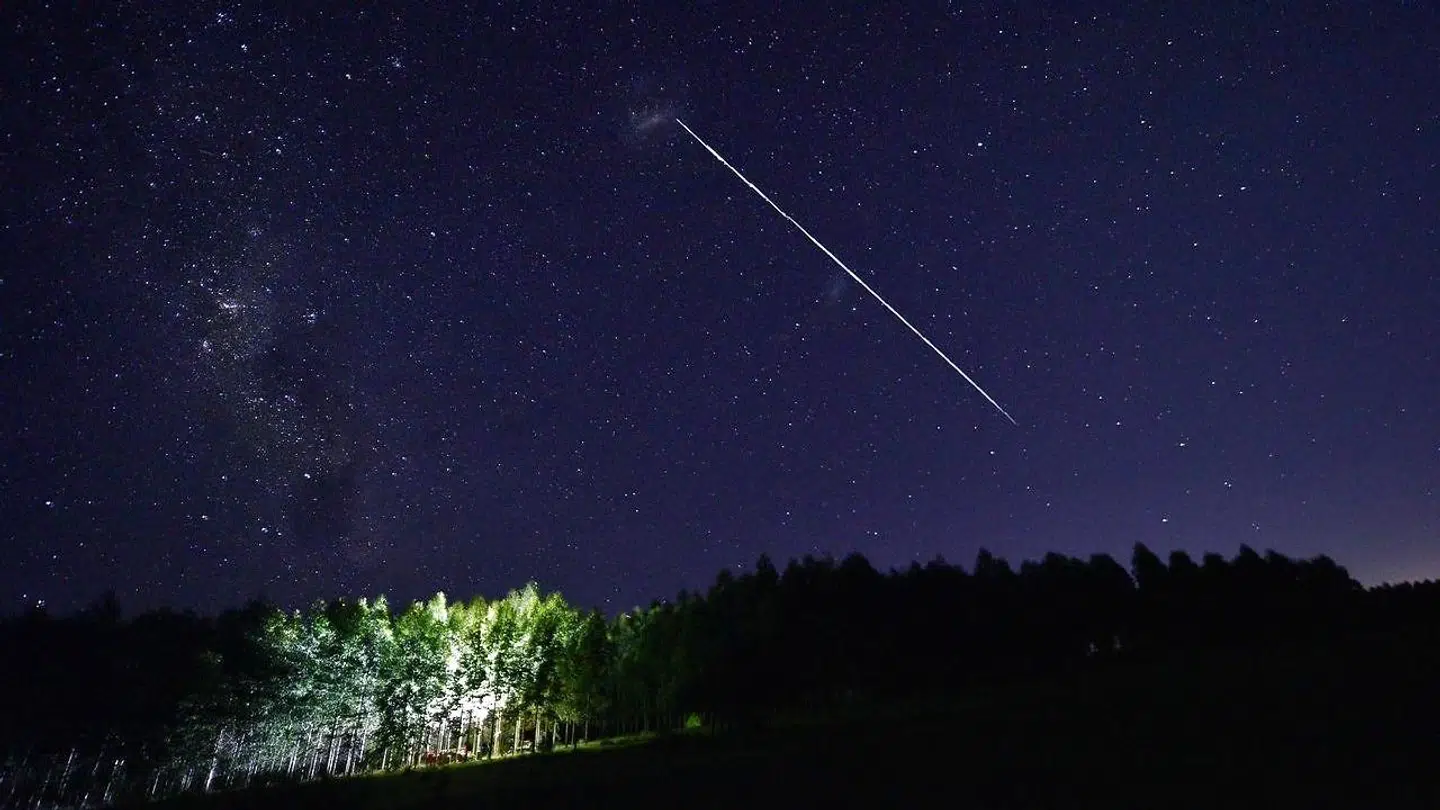Op mod 40 internetsatellitter fra Elon Musks rumselskab, SpaceX, er gået tabt efter en geomagnetisk storm. Her ses en gruppe af satellitterne over Uruguay i Sydamerika i sidste uge.