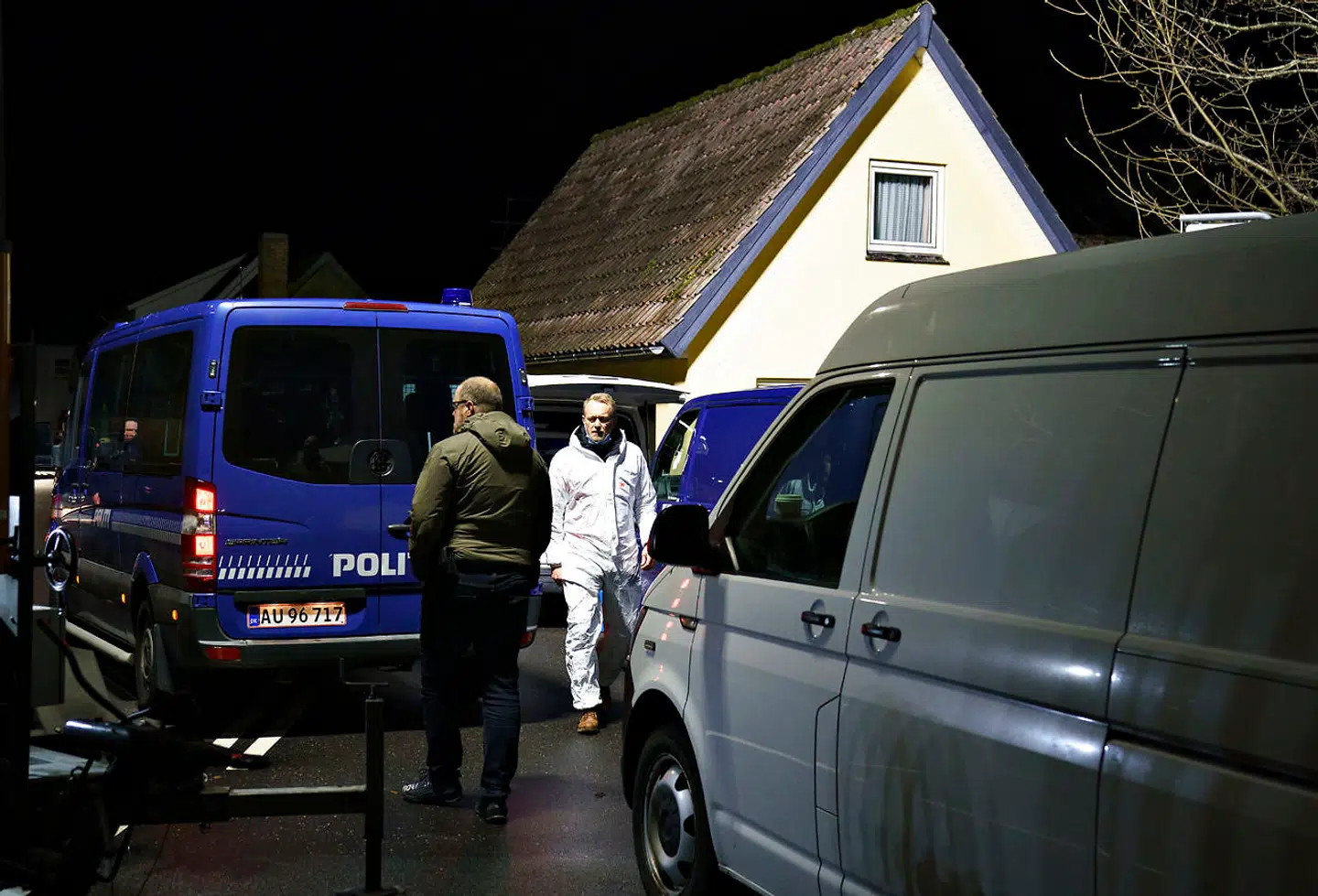 Politiet arbejder på adresse i Flauenskjold onsdag aften. To 36-årige mænd er blevet anholdt i sagen om den savnede 22-årige Mia Skadhauge Stevn.