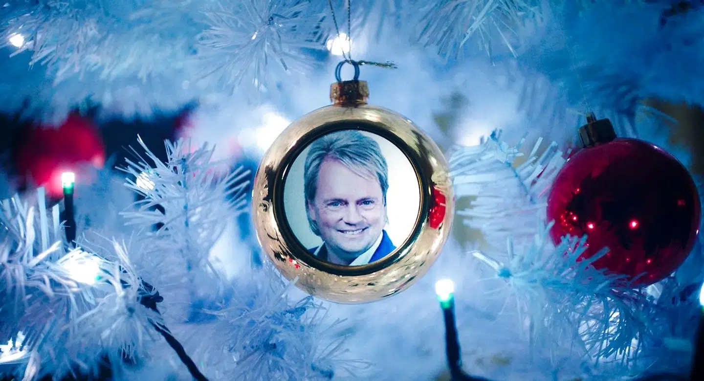 Denne næsten ikoniske julekugle hang på juletræet hos tre brødre i filmen »Kandis for livet«. Men julekuglen havde brødrene ikke selv købt. Den var medbragt af filmholdet. Må man det, når man laver »dokumentar«?