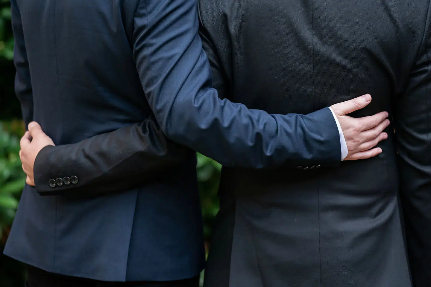 Det er heldigvis kun et meget lille mindretal af præsterne, som nægter at vie homoseksuelle og fraskilte, ligesom det kun er et mindretal af danskerne, som er imod homoseksuelle vielser. »På den måde afspejler folkekirken på smukkeste vis den befolkning, den har sit virke i,« skriver Amalie Lyhne i denne leder.