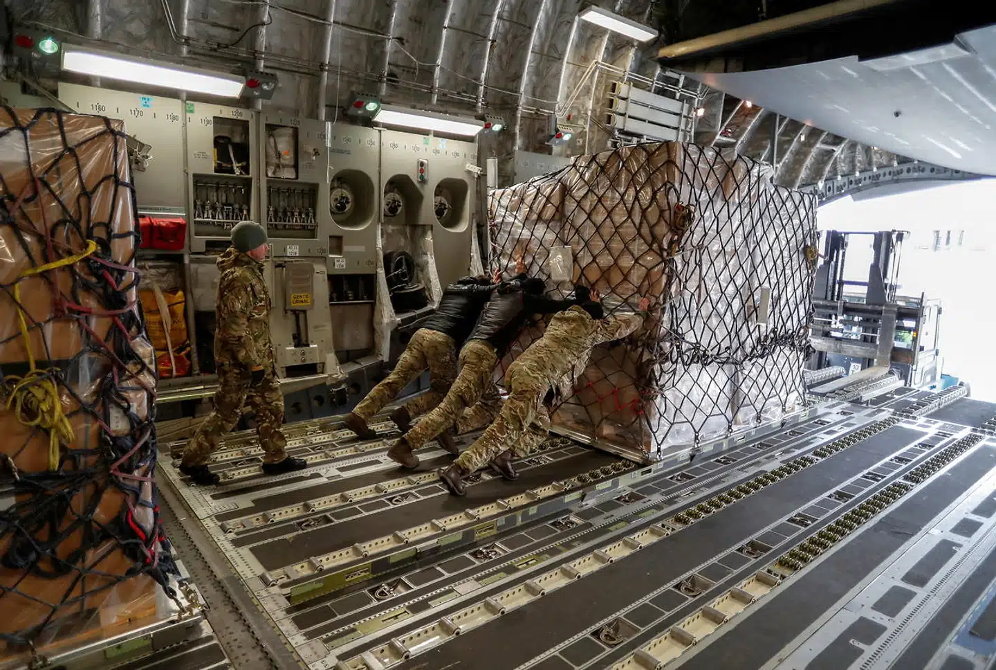 Både amerikanske og britiske soldater har sendt militært udstyr, der skal bistå den ukrainske hær, hvis Rusland skulle beslutte at gå over grænsen. Danmark sender i første omgang ingenting.