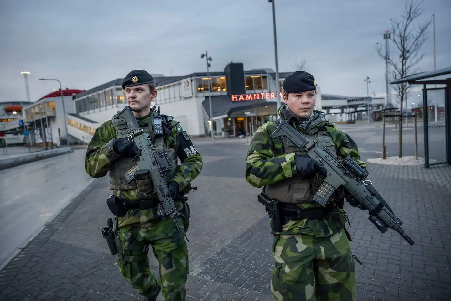 For få uger siden, i januar, sendte det svenske forsvar flere soldater til Gotland, hvor de blandt andet bevogtede havnen. Sverige havde opdaget russiske flådefartøjer tæt på Gotland i Østersøen og valgte at skrue op for beredskabet med soldater, fly og skibe.