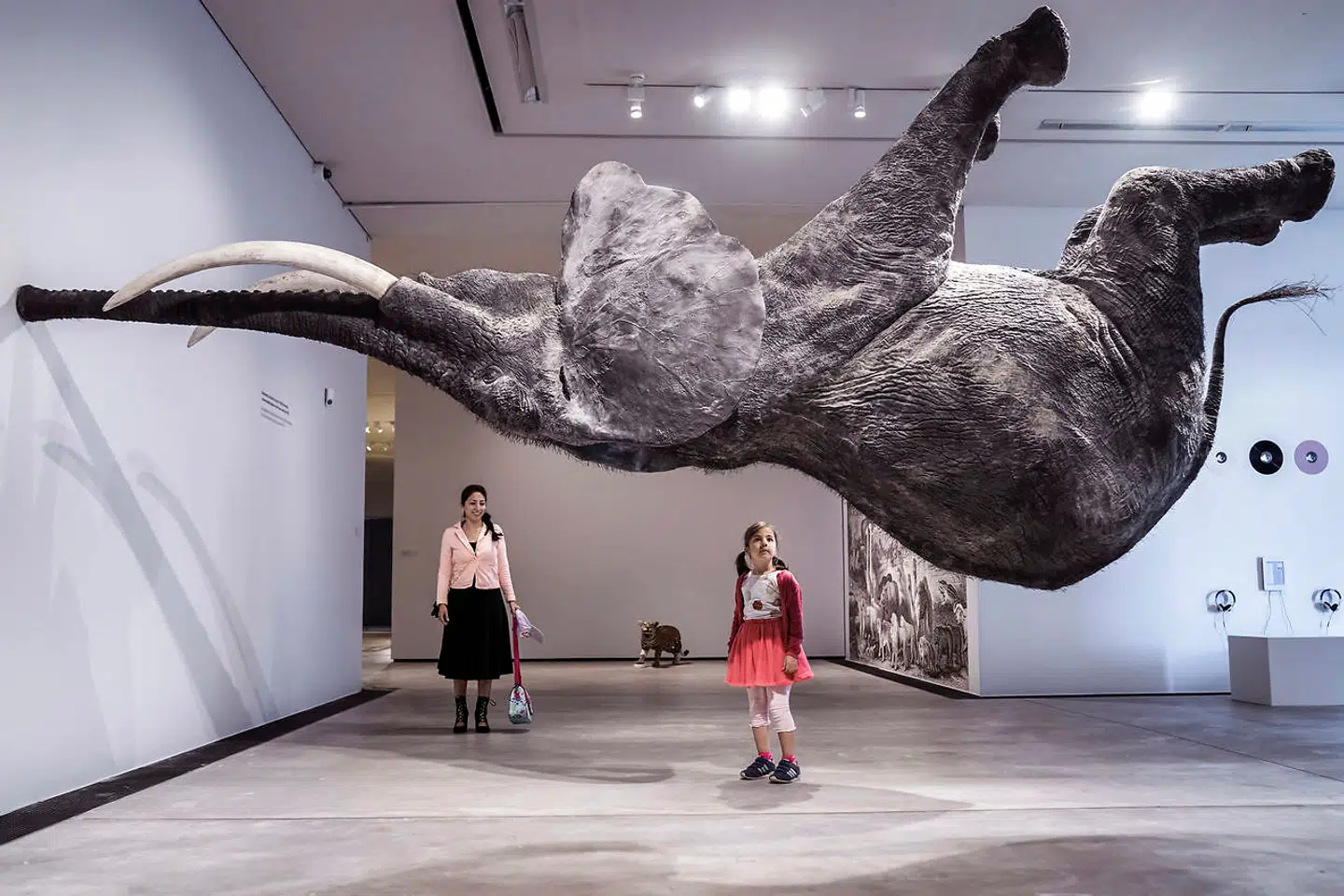 Arken er kendt for udstillinger, som tiltrækker et stort publikum. Her er det udstillingen »Dyr i kunsten« fra 2020, som tiltrak mange forældre og bedsteforældre med børn.