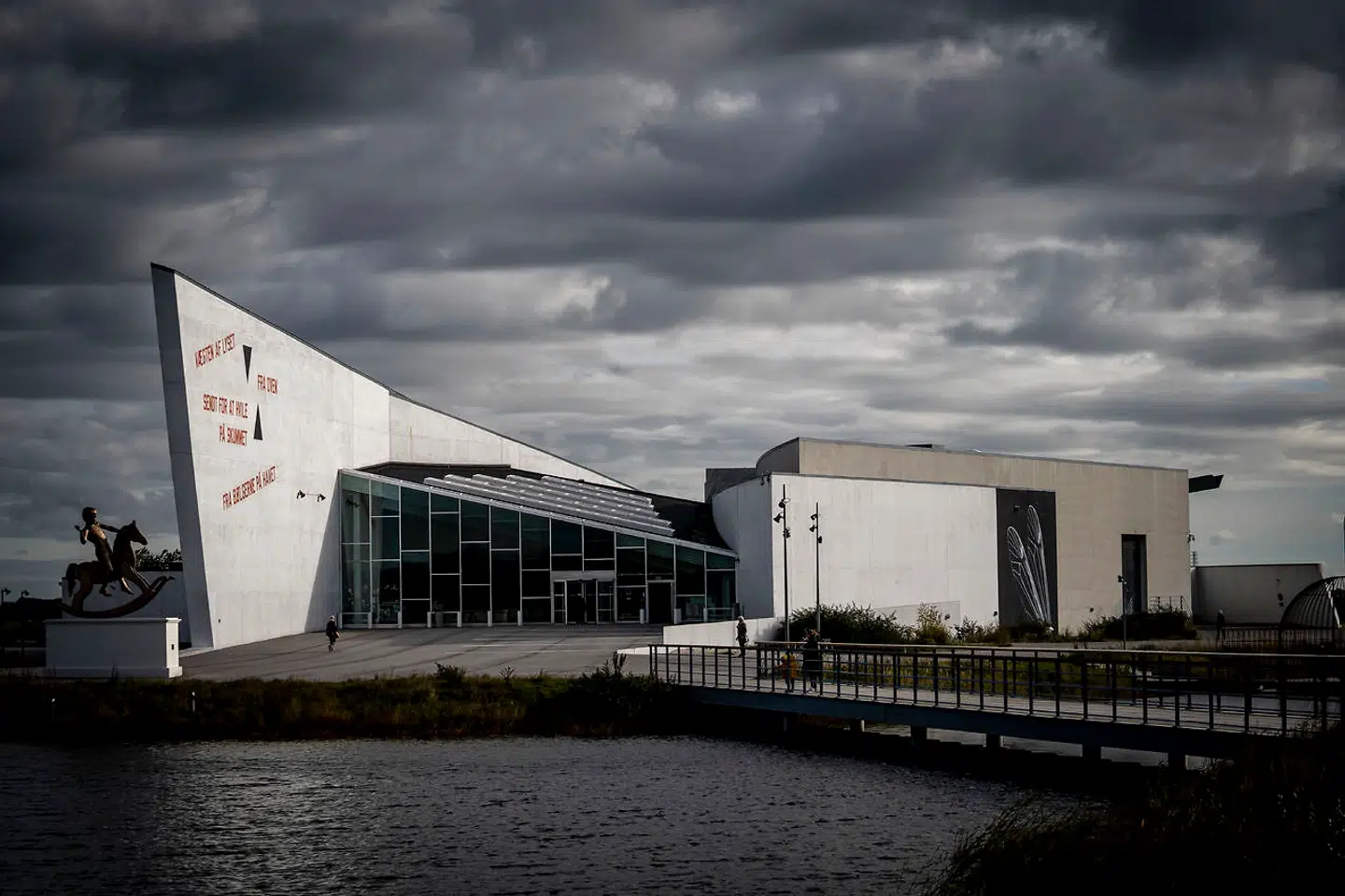 Omkring 340.000 besøger årligt kunstmuseet Arken i Ishøj. Visionen for museet, som åbnede for godt 25 år siden, var at tiltrække det lokale publikum, og det er lykkedes. Publikumsundersøgelser viser, at 65 procent af de besøgende kommer fra Vestegnen.