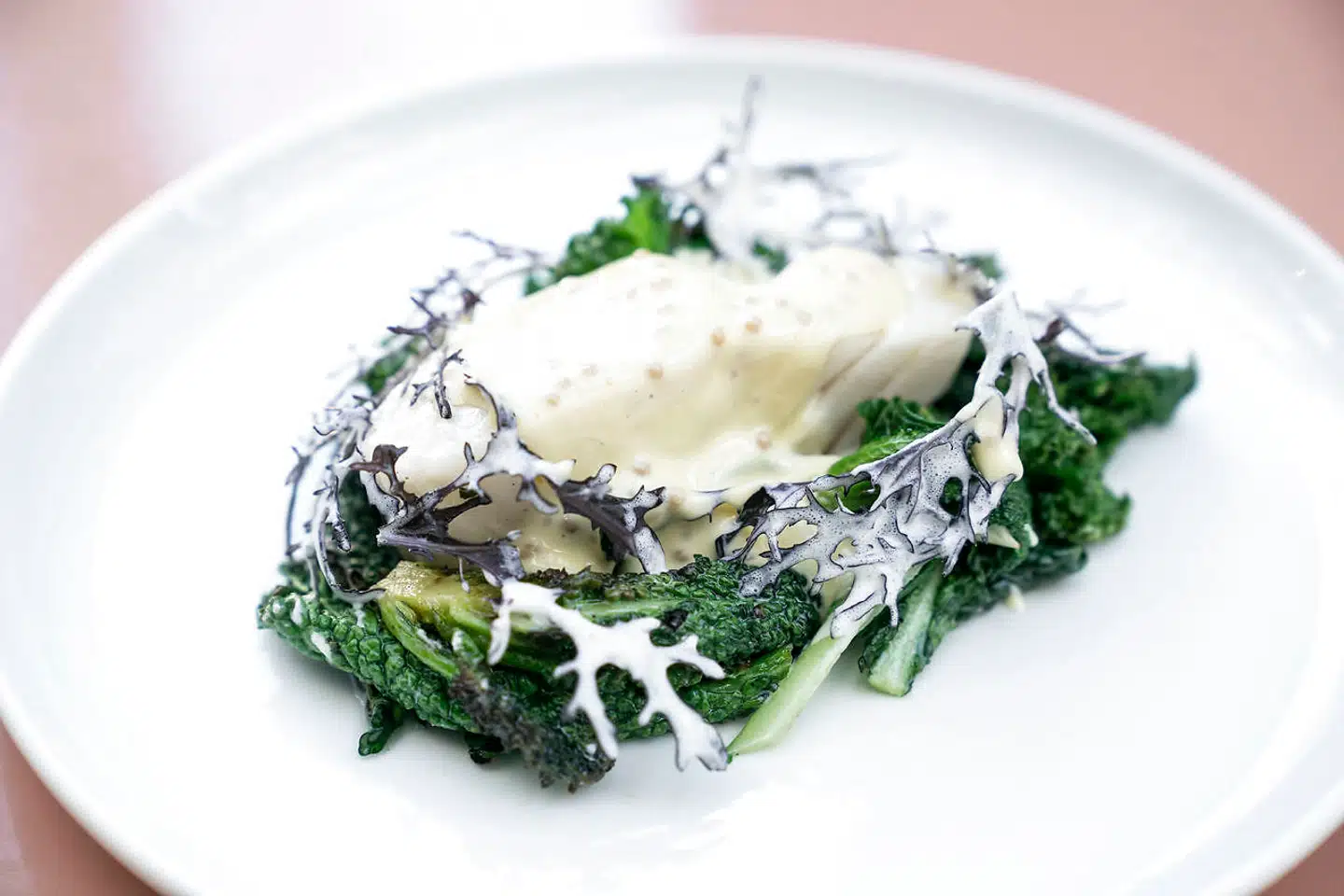 Vesterhavstorsk med grillet kål.