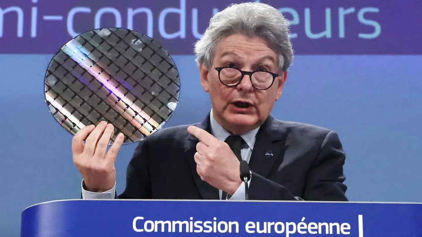 Den franske EU-kommissær for indre marked, Thierry Breton, med en chipplade under præsentationen af EUs satsning på at sikre sig en større andel af verdens chipmarked.
