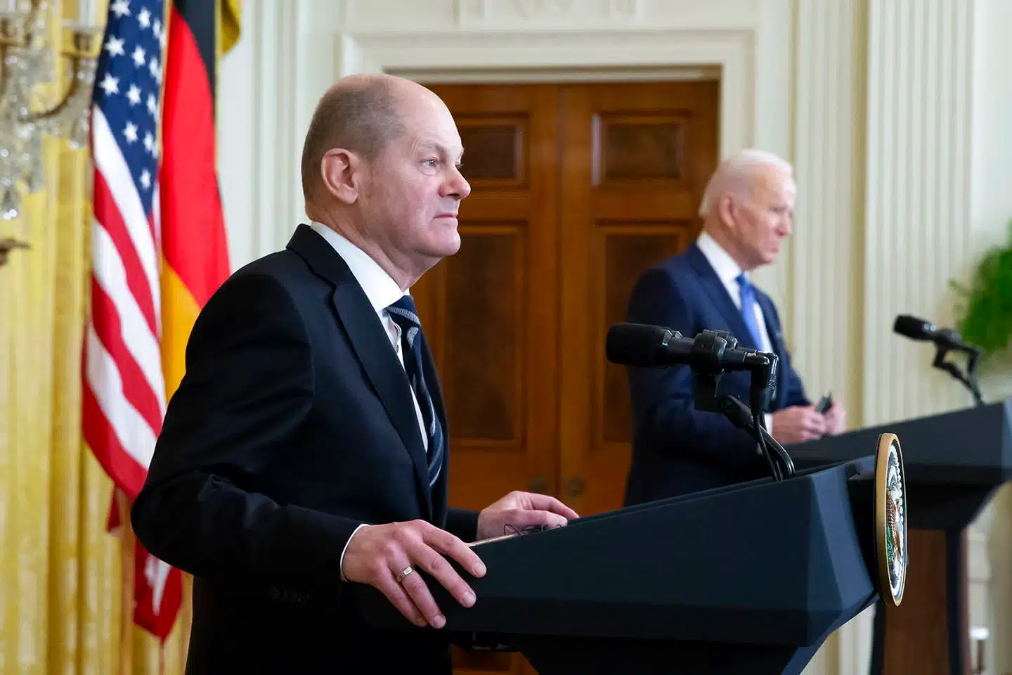 Olaf Scholz har brug for naturgas, og en stor gasledning fra Rusland er klar til brug. Men Joe Biden gjorde det ved et fælles pressemøde klart, at USA vil sikre, at gasledningen ikke kommer i brug, hvis russiske tropper invaderer Ukraine.