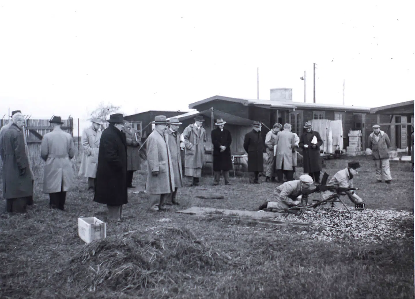 I årtier har tusindvis af dokumenter om Mærsks våbenhandel gennem datterselskabet Riffelsyndikatet været gemt væk på loftet over et museum. Billedet ligger i en konvolut med påskriften »Demonstration på Mosede (?) December 1950 for Storbritannien, Canada, Indien og USA«.