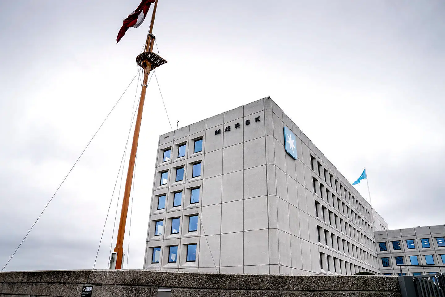 Nye oplysninger kaster et helt nyt lys af de mest omstridte og betændte stykker erhvervshistorie i Danmark: Våbensalget fra Mærsk-fabrikken DISA, også kendt som Riffelsyndikatet.