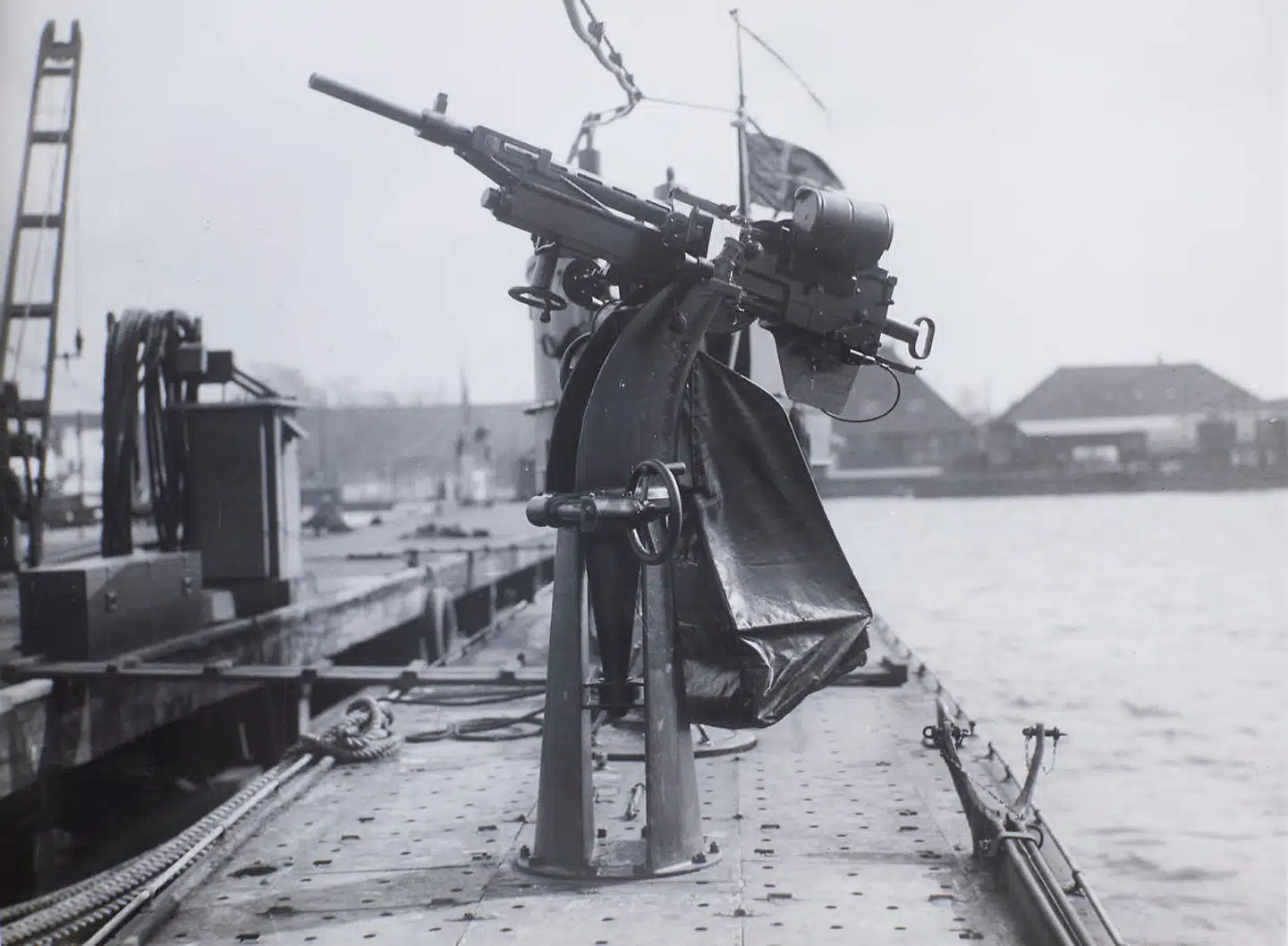 De mere end hundrede kasser med arkivmateriale fra DISA – også kaldet Riffelsyndikatet – indeholder blandt andet tegninger og foto af våben og ammunition.