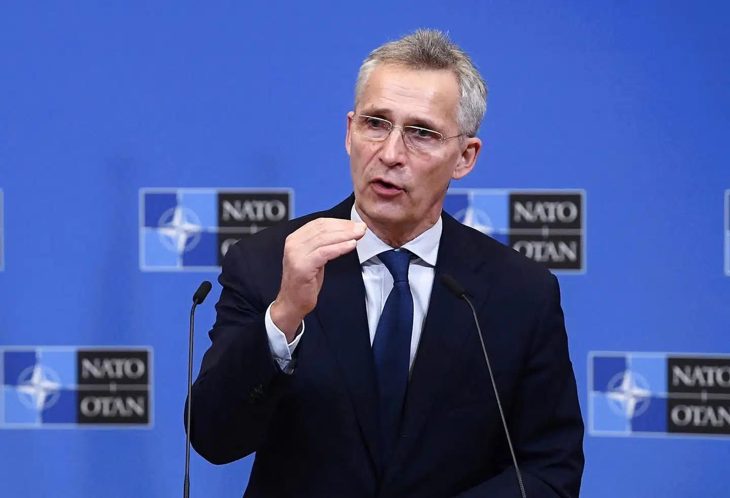 NATOs generalsekretær, Jens Stoltenberg, forlader alliancen i september. »Han svigter sine forpligtelser ved at offentliggøre sine fremtidige planer på dette kritiske tidspunkt,« skriver Kristian Mouritzen i denne leder.