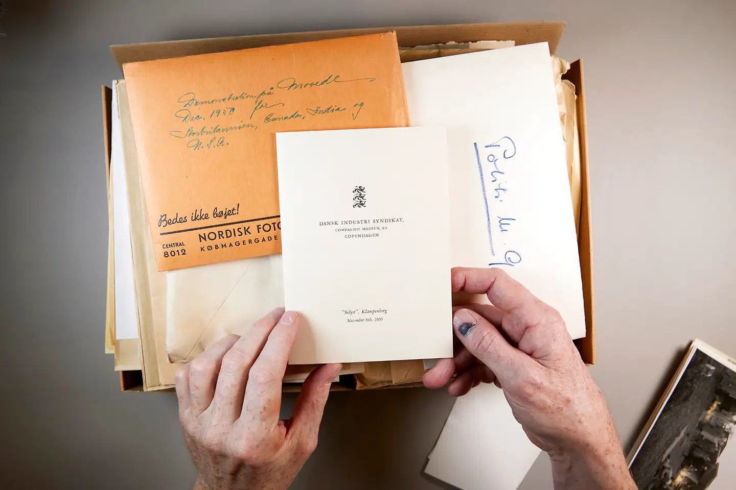 I årtier har tusindvis af dokumenter om Mærsks våbenhandel gennem datterselskabet Riffelsyndikatet været gemt væk på loftet over et museum. Nu er de dukket op.