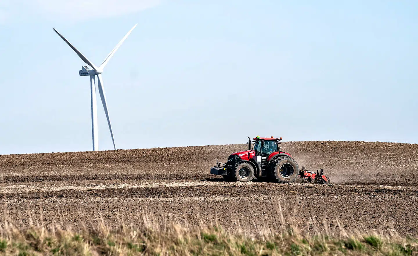 »Danmark har en unik mulighed for at vise verden, hvordan en grøn omstilling af landbruget kan se ud, uden at landbruget lukker, og uden at staten må samle hele regningen op,« skriver kronikørerne.