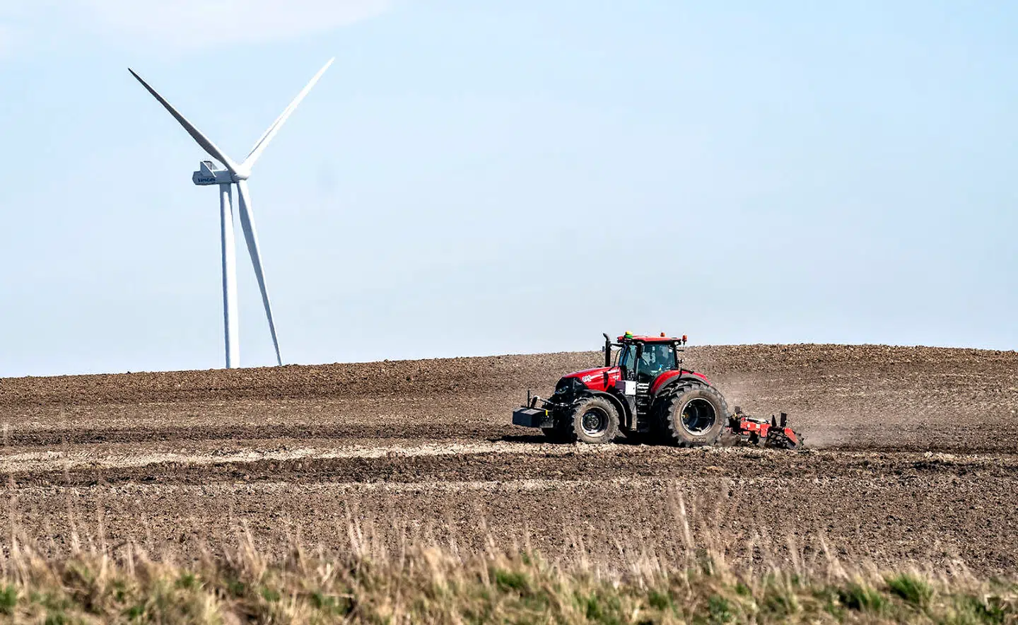 »Danmark har en unik mulighed for at vise verden, hvordan en grøn omstilling af landbruget kan se ud, uden at landbruget lukker, og uden at staten må samle hele regningen op,« skriver kronikørerne.