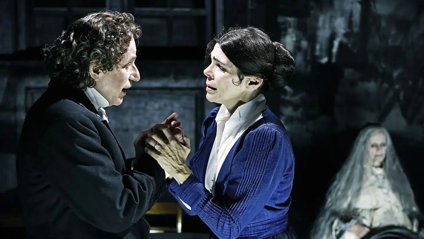 Den fortabte bror og søster: H.C. Andersen (Ole Lemmeke) og Johanne Luise Heiberg (Ellen Hillingsø) finder et kortvarigt skæbnefællesskab i »Fra regnormenes liv«.