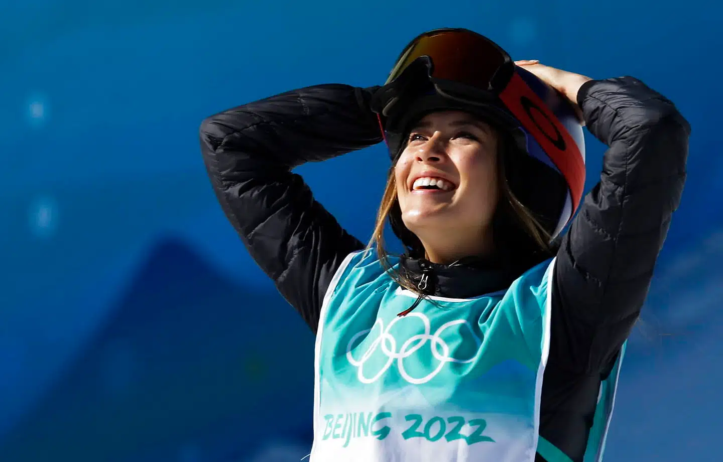 Eileen Gu fejrer sin sejr ved kvindernes finale i Freestyle Skiing Big Air tirsdag i Beijing.