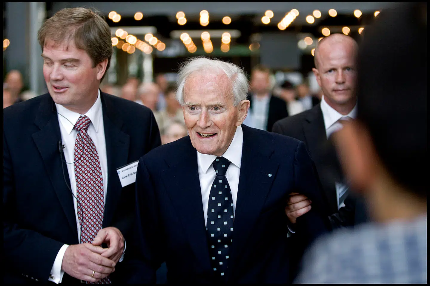 Afsløringer af Riffelsyndikatets våbensalg under Anden Verdenskrig i Berlingske Tidende skabte i 1999 vrede hos Mærsk Mc-Kinney Møller. Det er siden blevet udlagt som årsagen til, at Mærsk solgte sine aktier i Berlingske. Her ses Mærsk Mc-Kinney Møller ved generalforsamlingen i A.P. Møller - Mærsk i 2009. Han døde som 98-årig i 2012.