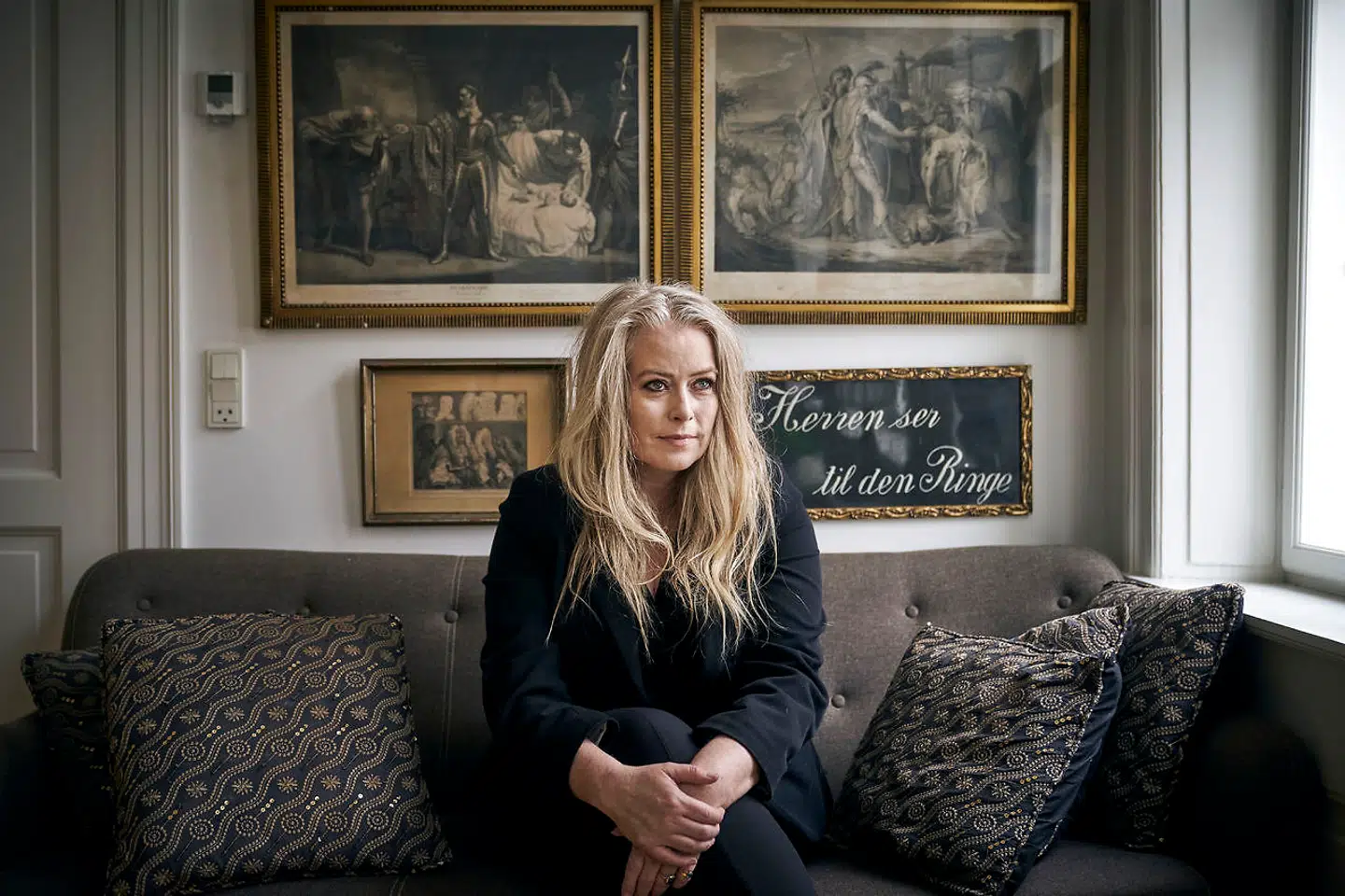 »Sandheden er som argument et kuriosum i denne tid, hvor medier og politikere ved fælles kraft har omformet samtalen til et teater,« skriver Anne Sofie Allarp.