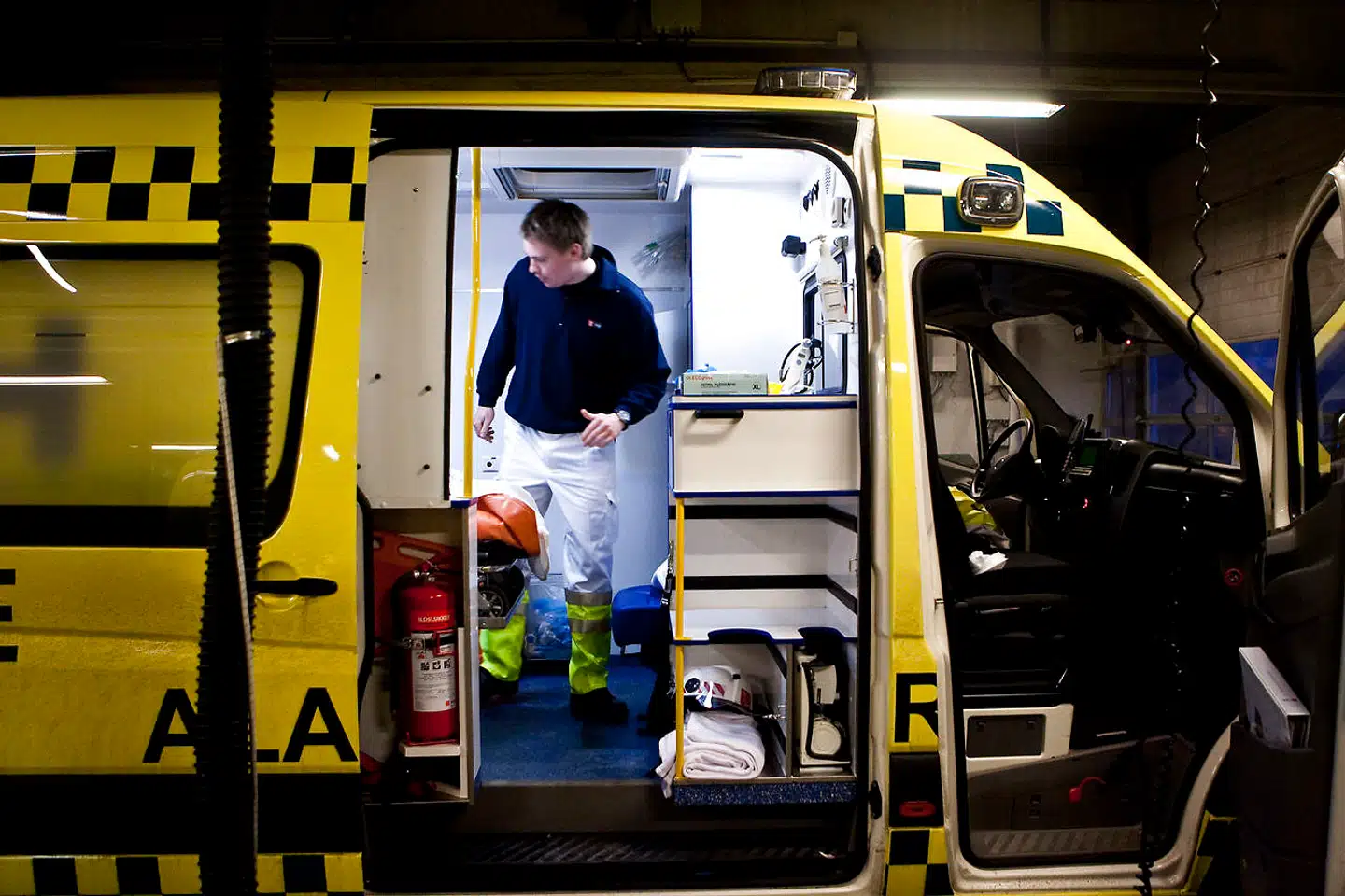 På tværs af landets fem regioner mangler der aktuelt 202 uddannede ambulancereddere. I Region Hovedstaden kan dette nu aflæses direkte af den tid, der går, fra man ringer efter en ambulance, til redderne når frem til den forulykkede.