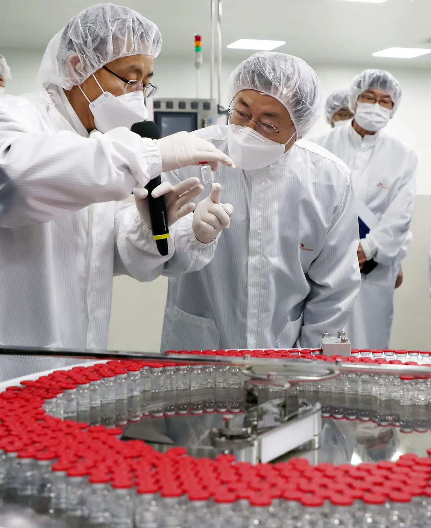 Skal vi fortsat have en vaccine mod corona, eller er behovet for vaccinen nu slut? Det spørgsmål sender aktiekursen for vaccineproducenterne mod gulvet. Arkivfoto: Yonhap/EPA/Ritzau Scanpix