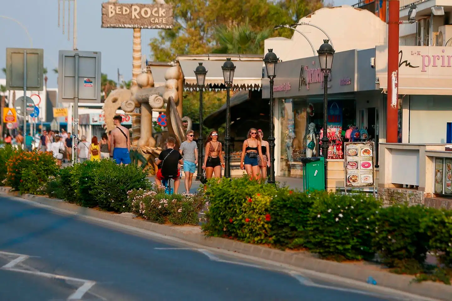 Ayia Napa, der ligger på Cyperns sydøstlige hjørne, er et populært ferie- og partyresort blandt helt unge turister.