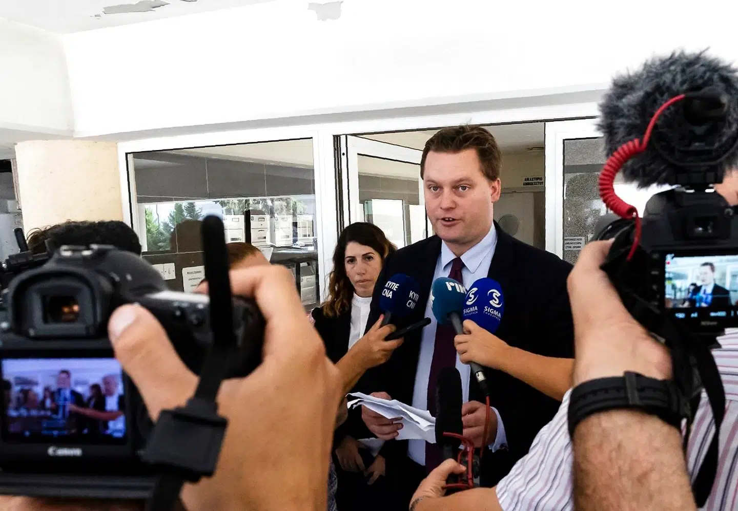 Lederen af den unge britiske kvindes advokathold, Michael Polak, mener, at de cypriotiske myndigheder nu vil være tvunget til at genåbne voldtægtsefterforskningen. Ikke meget tyder foreløbig på, at det vil ske.