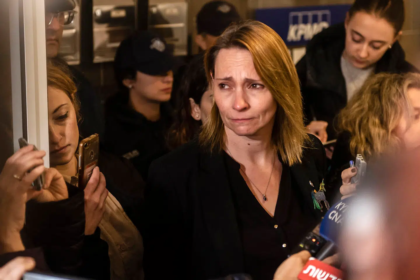 Den unge britiske kvindes mor taler med journalister efter dommen for falsk vidnesbyrd for to år siden. Nu udtrykker hun håb om, at højesteretsafgørelsen »kan føre til positive ændringer i behandlingen af andre ofre«.