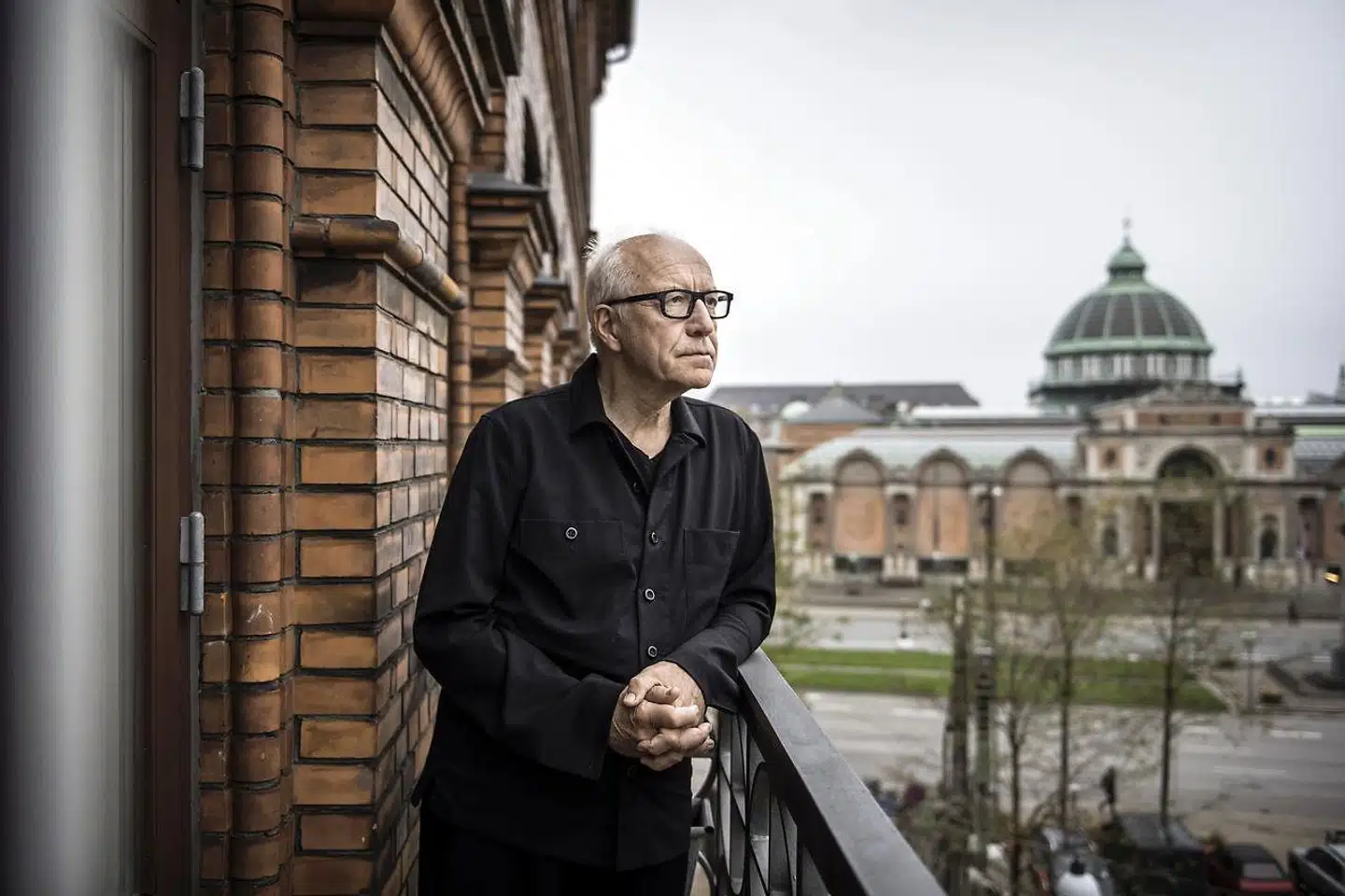 »Det kræver ikke, at man viser billeder – de ligger i øvrigt på nettet, og det gør det heller ikke at tale om Muhammedkrisen i skolen, hvis man absolut skal det. Efter min mening hører orientering om Muhammedkrisen nemlig slet ikke hjemme som punkt 30 på en historiekanon,« skriver Ditlev Tamm.