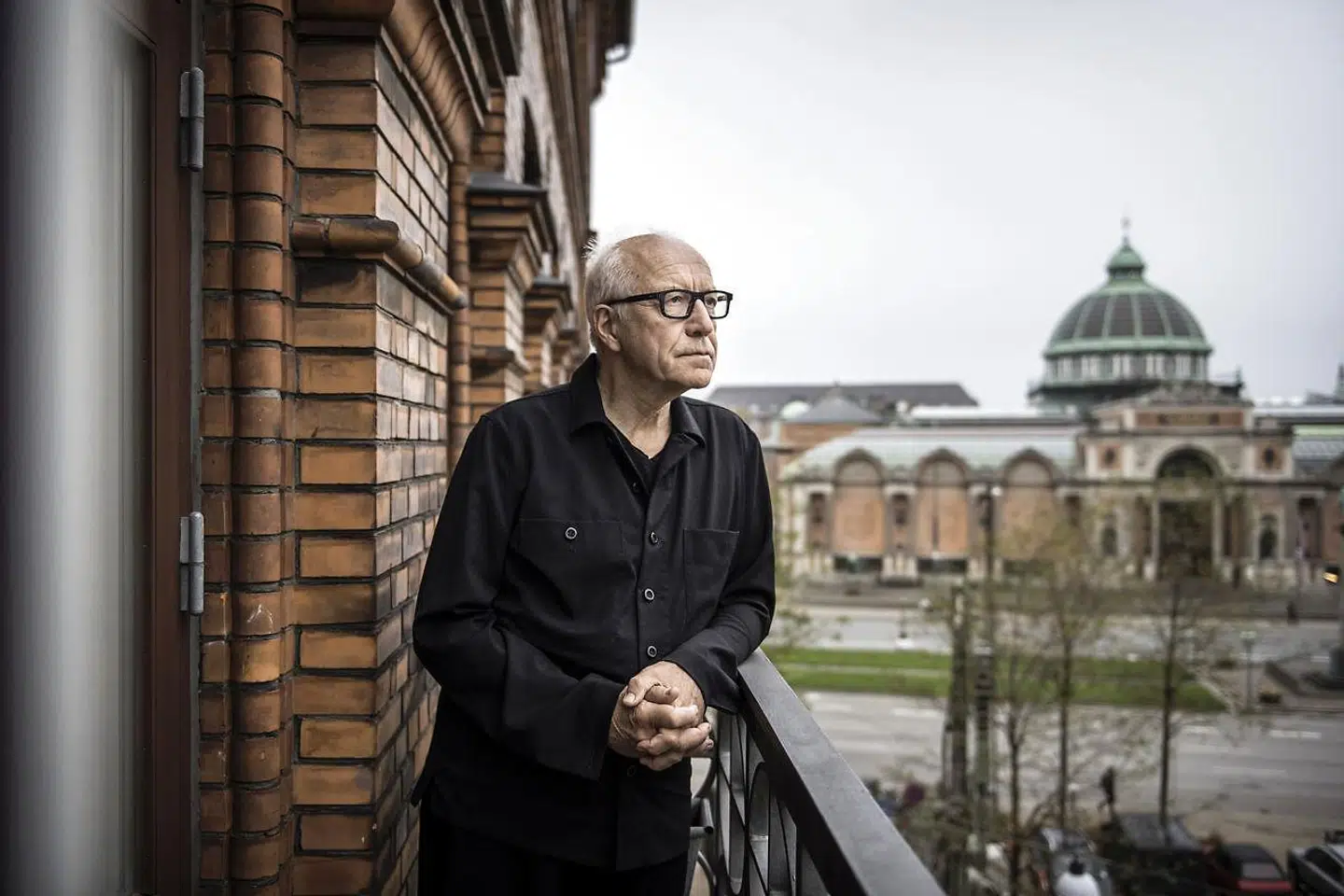 »Det kræver ikke, at man viser billeder – de ligger i øvrigt på nettet, og det gør det heller ikke at tale om Muhammedkrisen i skolen, hvis man absolut skal det. Efter min mening hører orientering om Muhammedkrisen nemlig slet ikke hjemme som punkt 30 på en historiekanon,« skriver Ditlev Tamm.