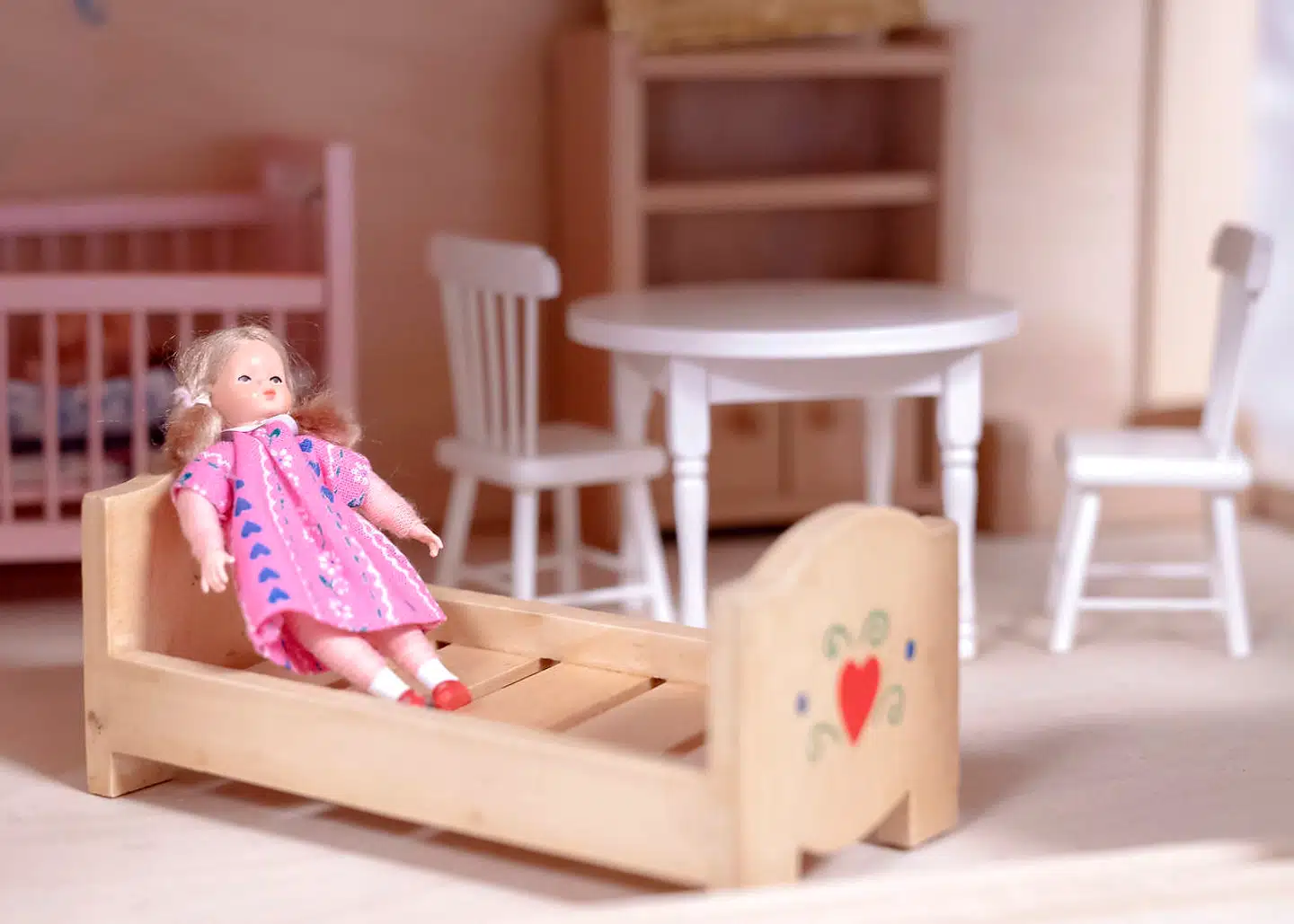 Politiet har ikke tidligere registreret, at små børn offentliggør seksuelt betonede videoer af sig selv. Politiet i en række andre lande har i løbet af de seneste seks måneder stået over for samme problematik.