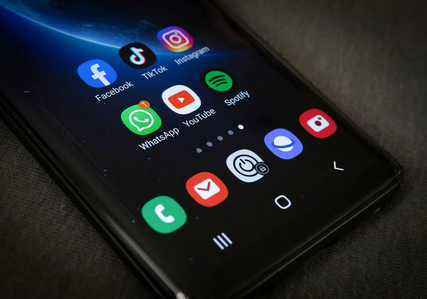 Det er især på YouTube, Instagram og TikTok, at børn deler videoerne.