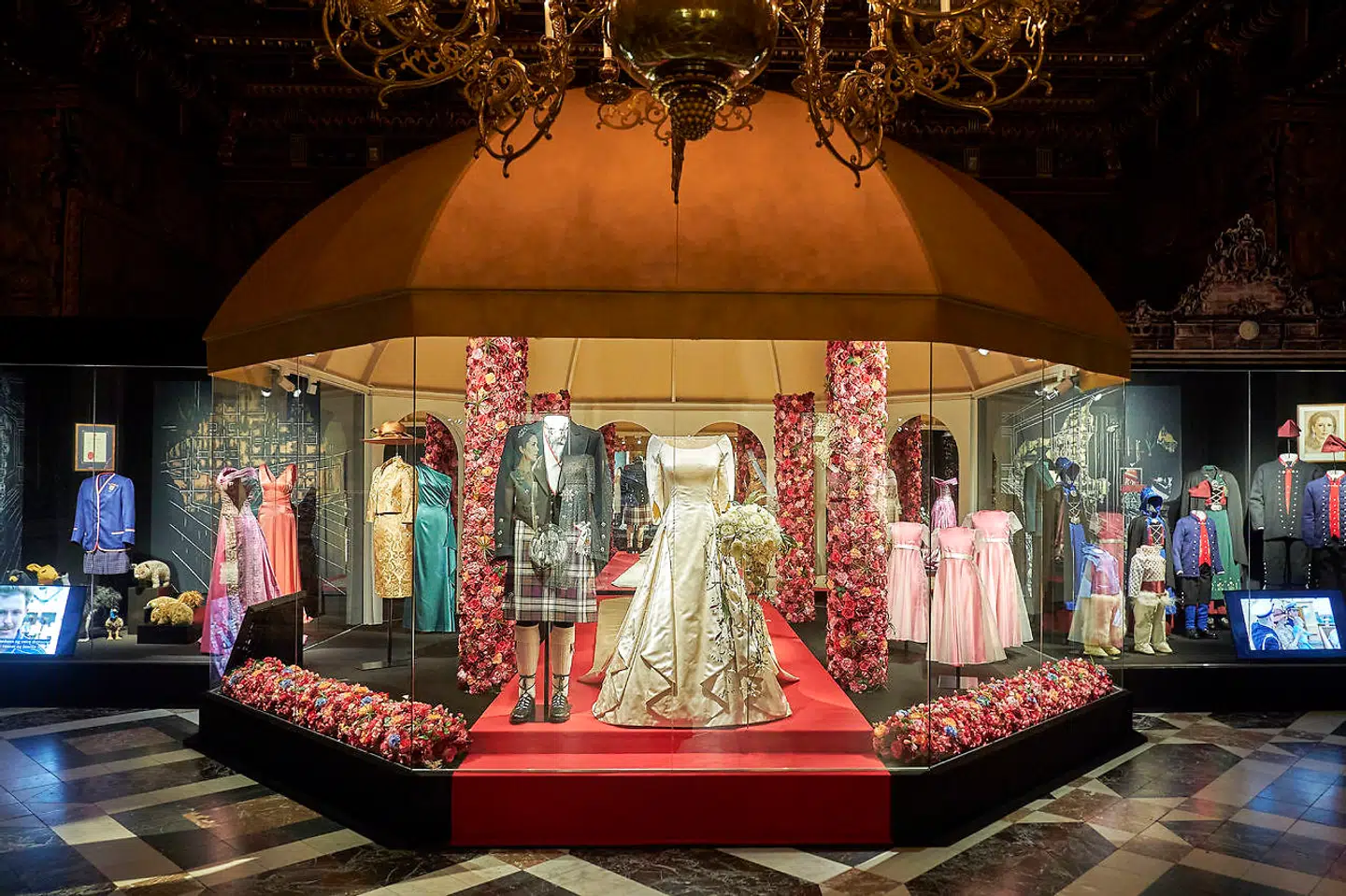 Udstillingen viser en lang række af kronprinsessernes kjoler. Her er det kronprinsesse Marys brudekjole.